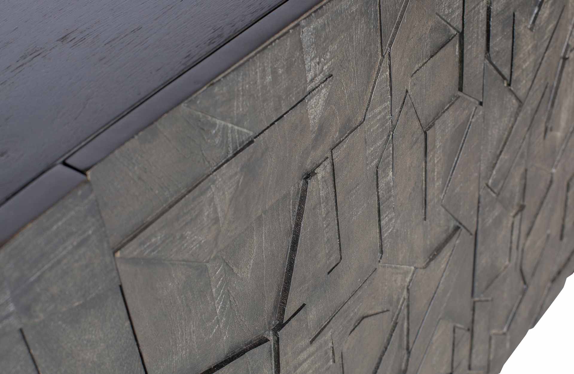 Das Sideboard Counter wurde aus Mangoholz gefertigt, welches einen schwarzen Farbton besitzt. Das Sideboard besitzt vier Türen mit Fächern im inneren für ausreichend Stauraum.