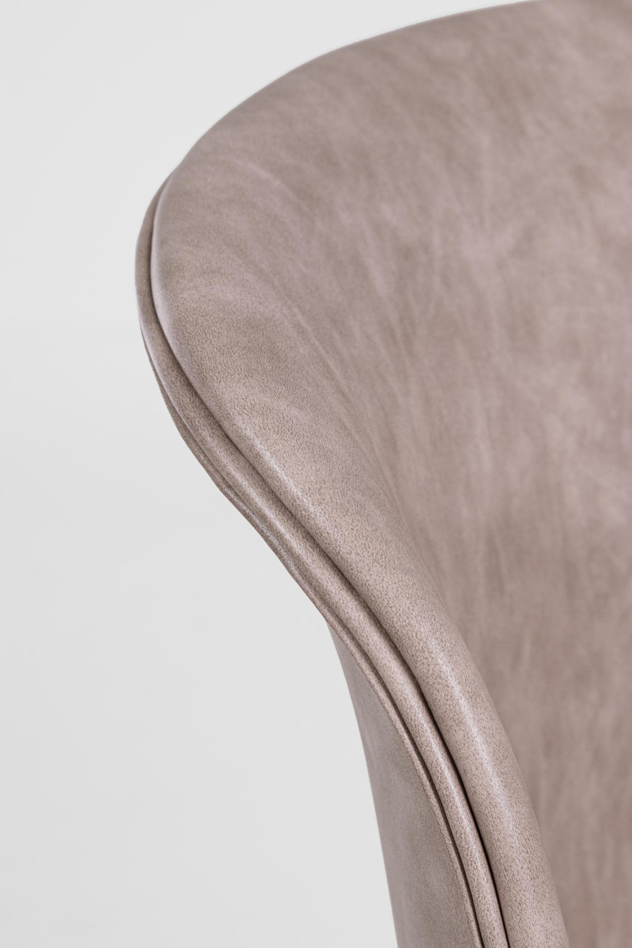 Der Esszimmerstuhl Loft überzeugt mit seinem modernem Design. Gefertigt wurde der Stuhl aus Kunstleder, welches einen Beige Farbton besitzt. Das Gestell ist aus Metall und ist Schwarz. Die Sitzhöhe beträgt 45 cm.