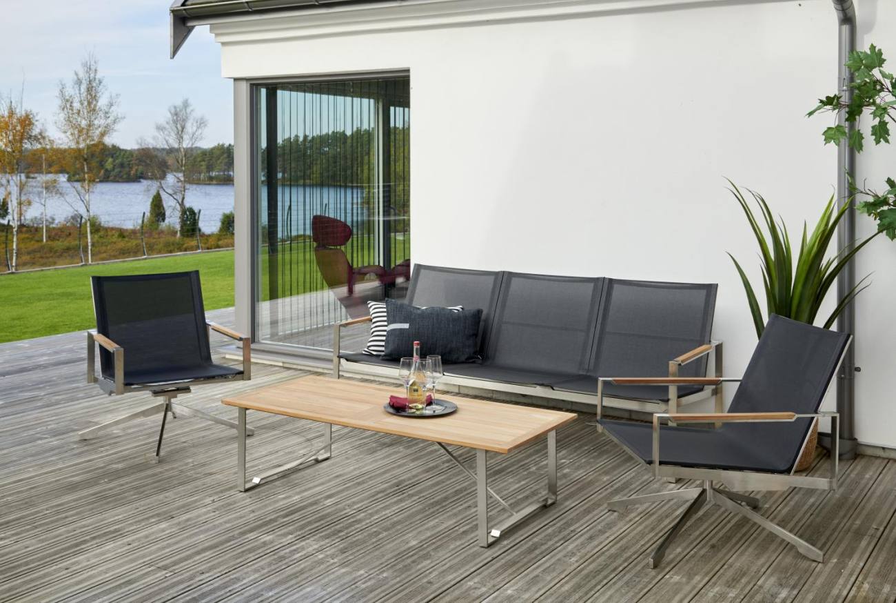 Die Gartenbank Gotland überzeugt mit ihrem modernen Design. Gefertigt wurde sie aus Textilene, welches einen schwarzen Farbton besitzt. Das Gestell ist aus Metall und hat eine silberne Farbe. Die Sitzhöhe der Liege beträgt 40 cm.