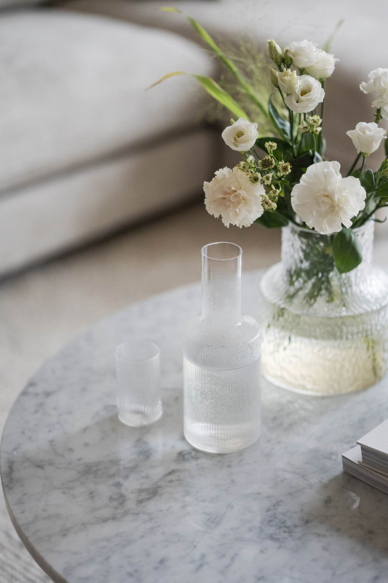 Edles Möbelstück: Couchtisch Brooksville, Marmor Rund 90cm, Weiß / Braun für stilvolle Einrichtung.