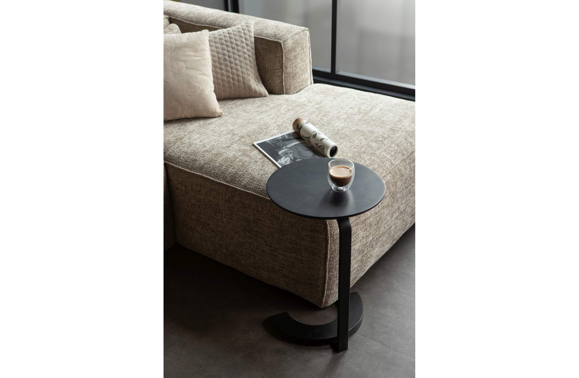 Der Beistelltisch Floor wurde aus Mangoholz gefertigt, welches einen schwarzen Farbton besitzt. Das Gestell des Tisches ist aus Metall.