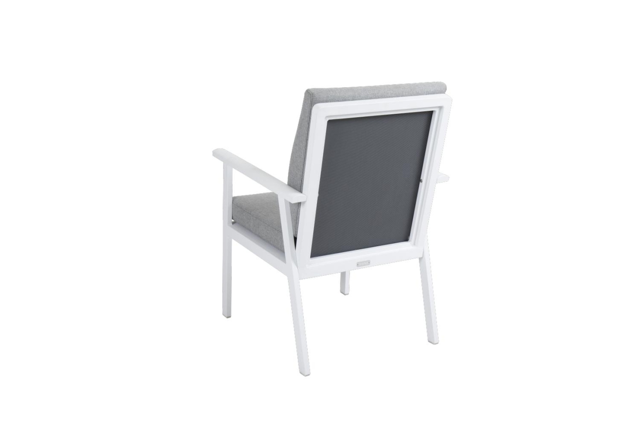Der Gartenstuhl Samvaro überzeugt mit seinem modernen Design. Gefertigt wurde er aus Textilene, welcher einen weißen Farbton besitzt. Das Gestell ist aus Metall und hat eine weiße Farbe. Die Sitzhöhe des Stuhls beträgt 47 cm.