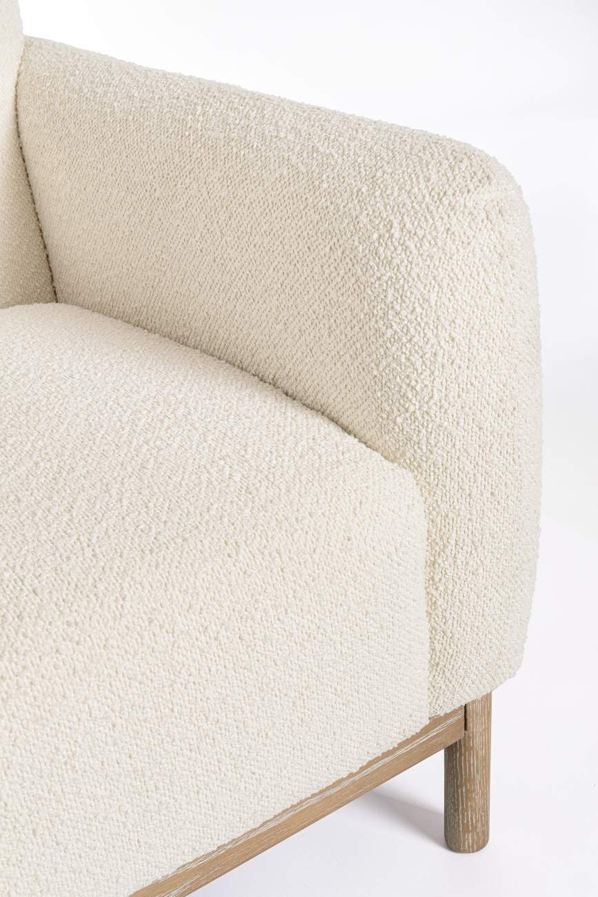 Das Sofa Detroit überzeugt mit seinem modernen Stil. Gefertigt wurde es aus Bouclè-Stoff, welcher einen Creme Farbton besitzt. Das Gestell ist aus Eschenholz und hat eine natürliche Farbe. Das Sofa ist in der Ausführung 3-Sitzer.