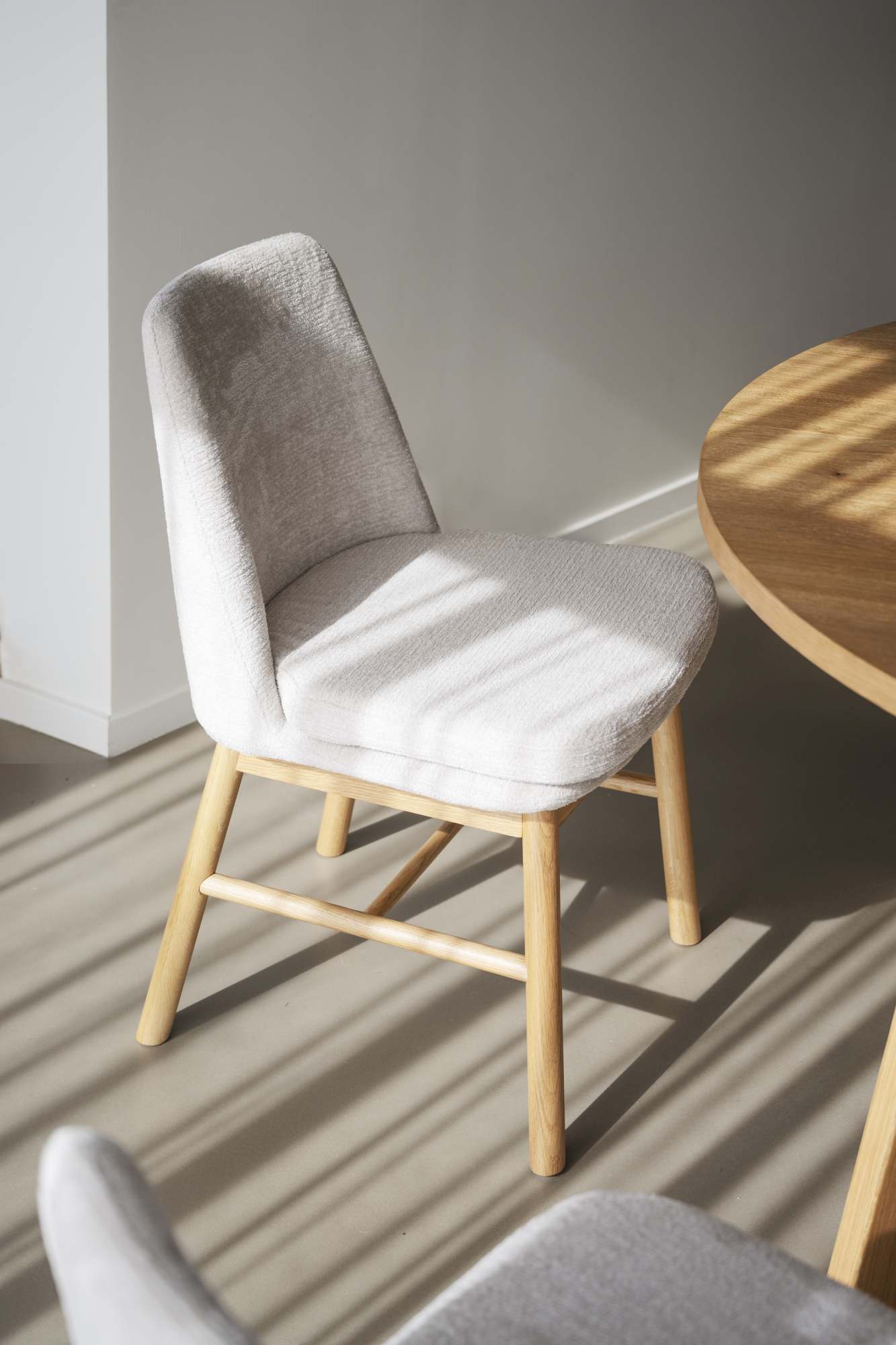 Stuhl Amesbury 2er Set Beige, Eiche natur passt perfekt in stilvolle Wohnräume.