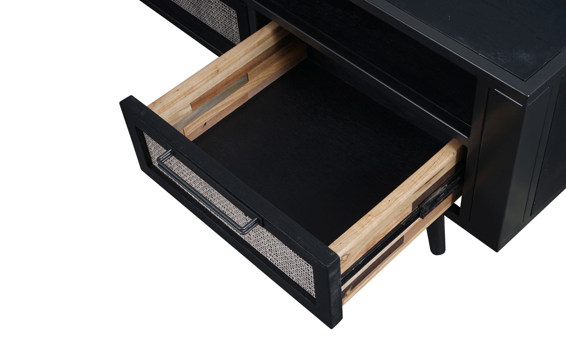 Das TV-Board Nordic Mindi Rattan überzeugt mit seinem Industriellen Design. Gefertigt wurde es aus Rattan und Mindi Holz, welches einen schwarzen Farbton besitzt. Das Gestell ist aus Metall und hat eine schwarze Farbe. Das TV-Board verfügt über drei Schub