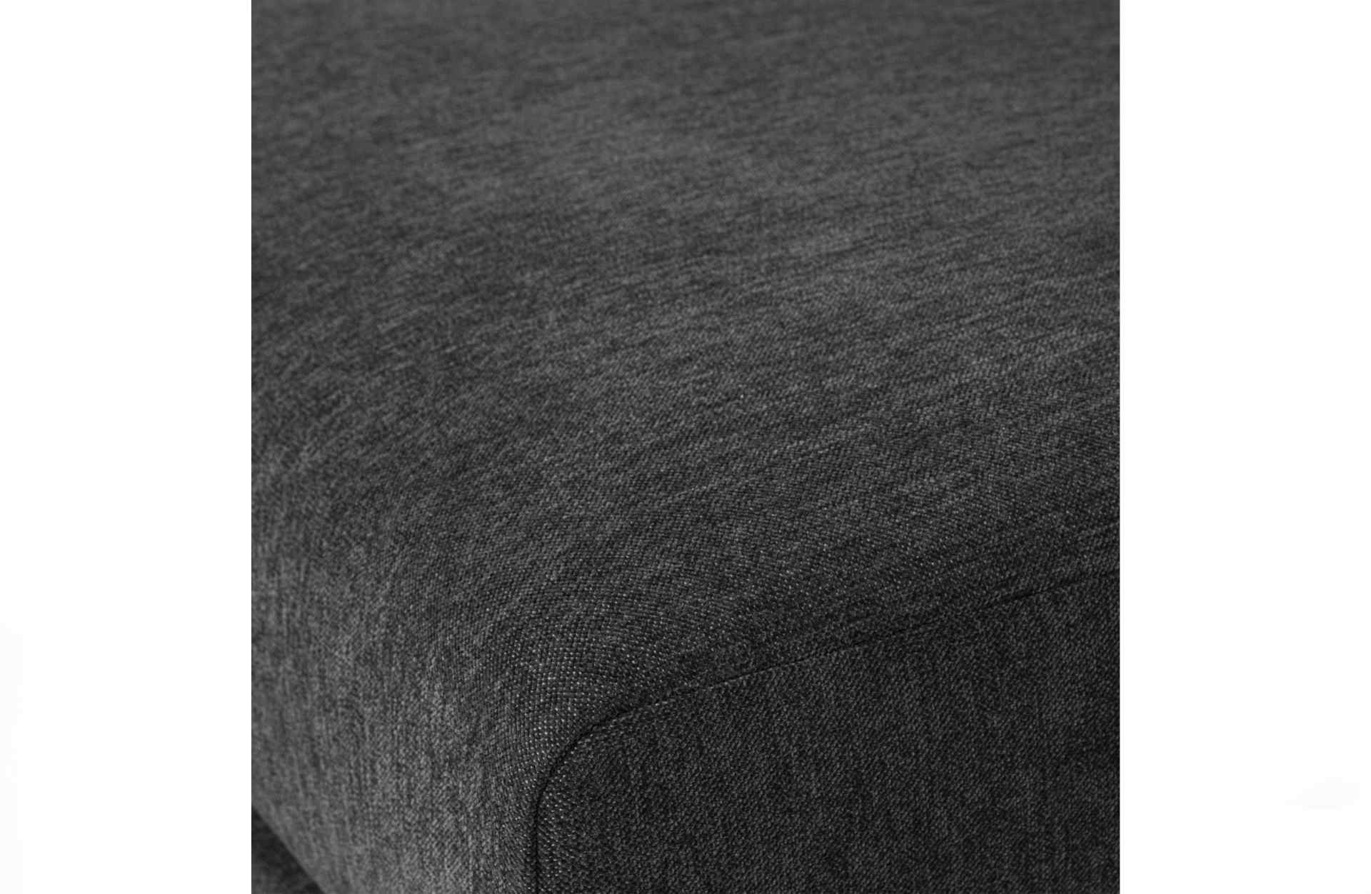 Das Modulsofa Couple Lounge überzeugt mit seinem modernen Design. Das Lounge Element mit der Ausführung 100 cm wurde aus Melange Stoff gefertigt, welcher einen einen dunkelgrauen Farbton besitzen. Das Gestell ist aus Metall und hat eine schwarze Farbe. Da