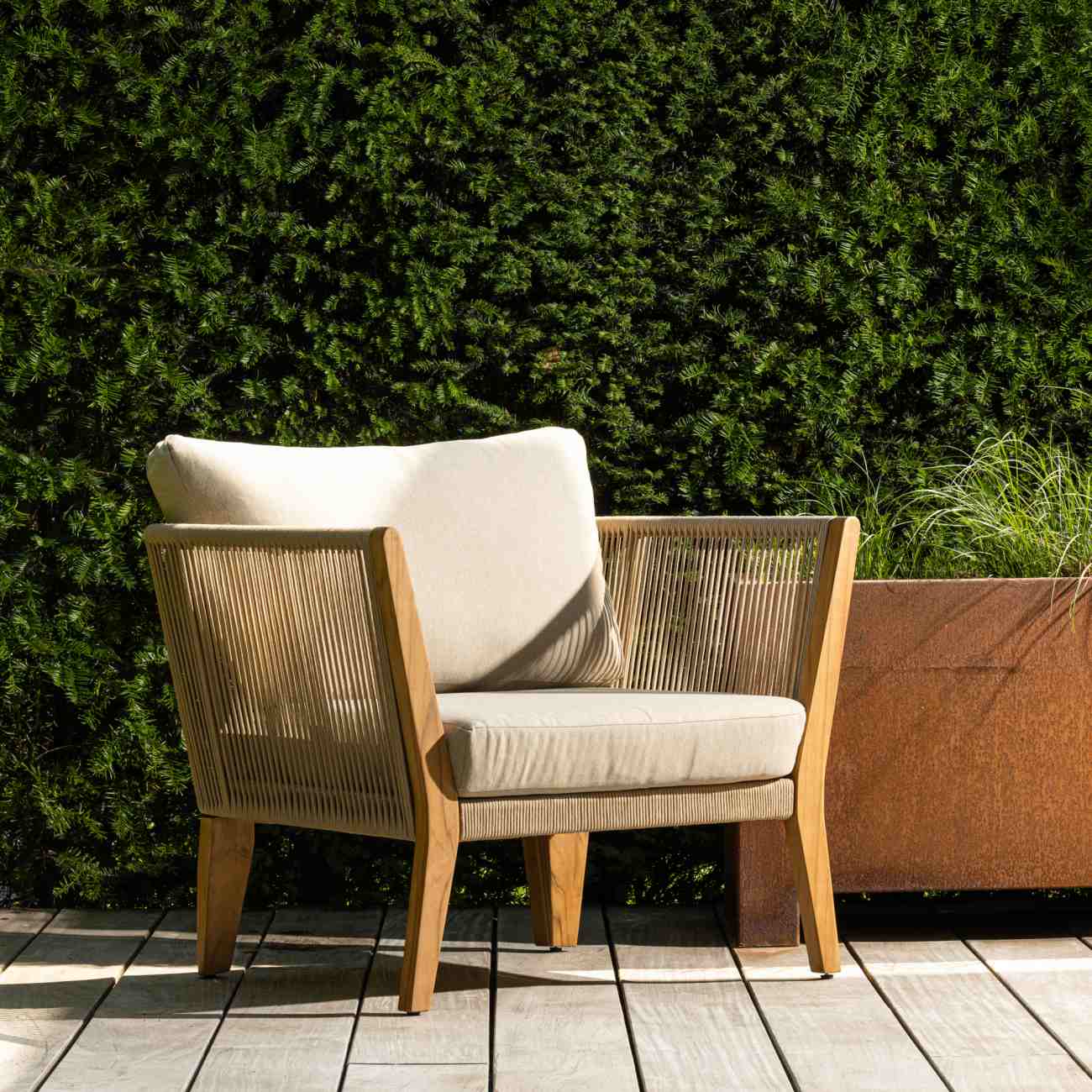 Der Gartensessel San Remo überzeugt mit seinem modernen Design. Gefertigt wurde er aus Stoff, welcher einen Sand Farbton besitzt. Das Gestell ist aus Teakholz und hat eine natürliche Farbe. Der Sessel besitzt eine Sitzhöhe von 41 cm.