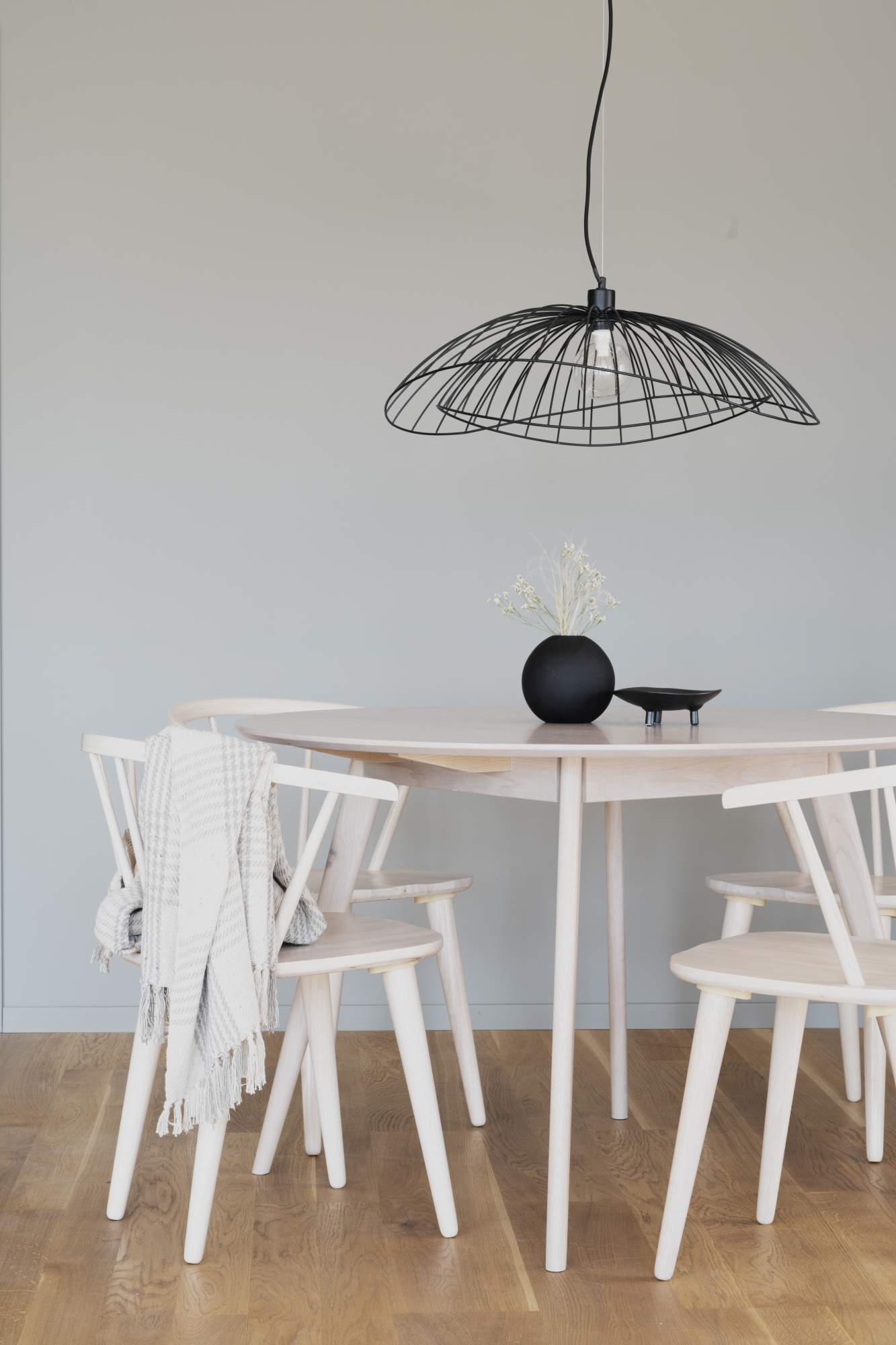 Design trifft Funktion: Esstisch Yumi Rund 115cm, MDF Eiche Weiß pigmentiert.