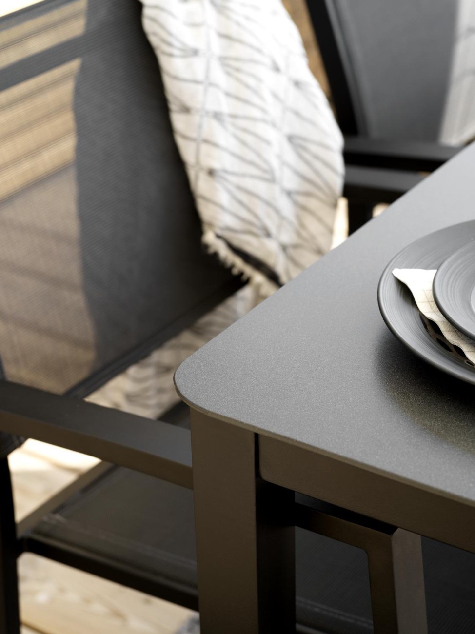 Der Gartenesstisch Rana überzeugt mit seinem modernen Design. Gefertigt wurde die Tischplatte aus Metall und hat eine schwarze Farbe. Das Gestell ist auch aus Metall und hat eine schwarze Farbe. Der Tisch besitzt eine Länge von 200 cm.