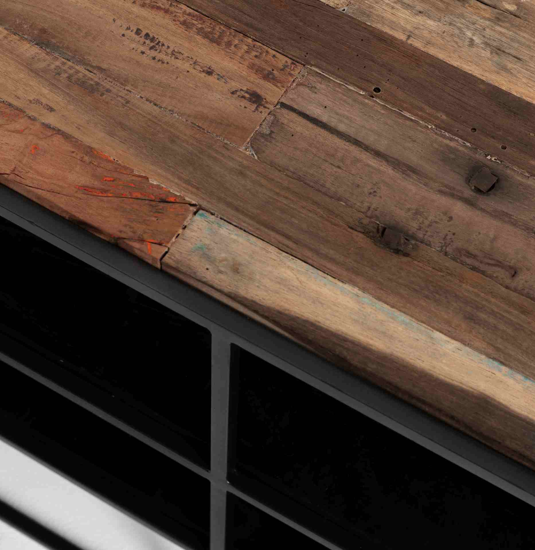 Das TV-Board Rustica überzeugt mit seinem Industriellen Design. Gefertigt wurde es aus einem Mix aus Recyceltem Boots Holz und Mindi Holz, welches einen schwarzen und natürlichen Farbton besitzt. Das Gestell ist aus Metall und hat eine schwarze Farbe. Das