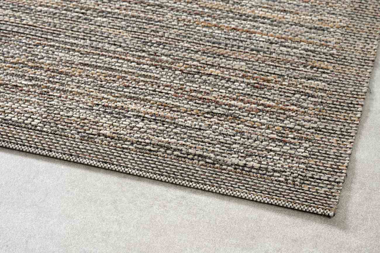 Der Gartenteppich Banzi überzeugt mit seinem modernen Design. Gefertigt wurde er aus Webstoff, welcher einen Beigen Farbton besitzt. Der Teppich hat eine Größe von 240x340 cm.