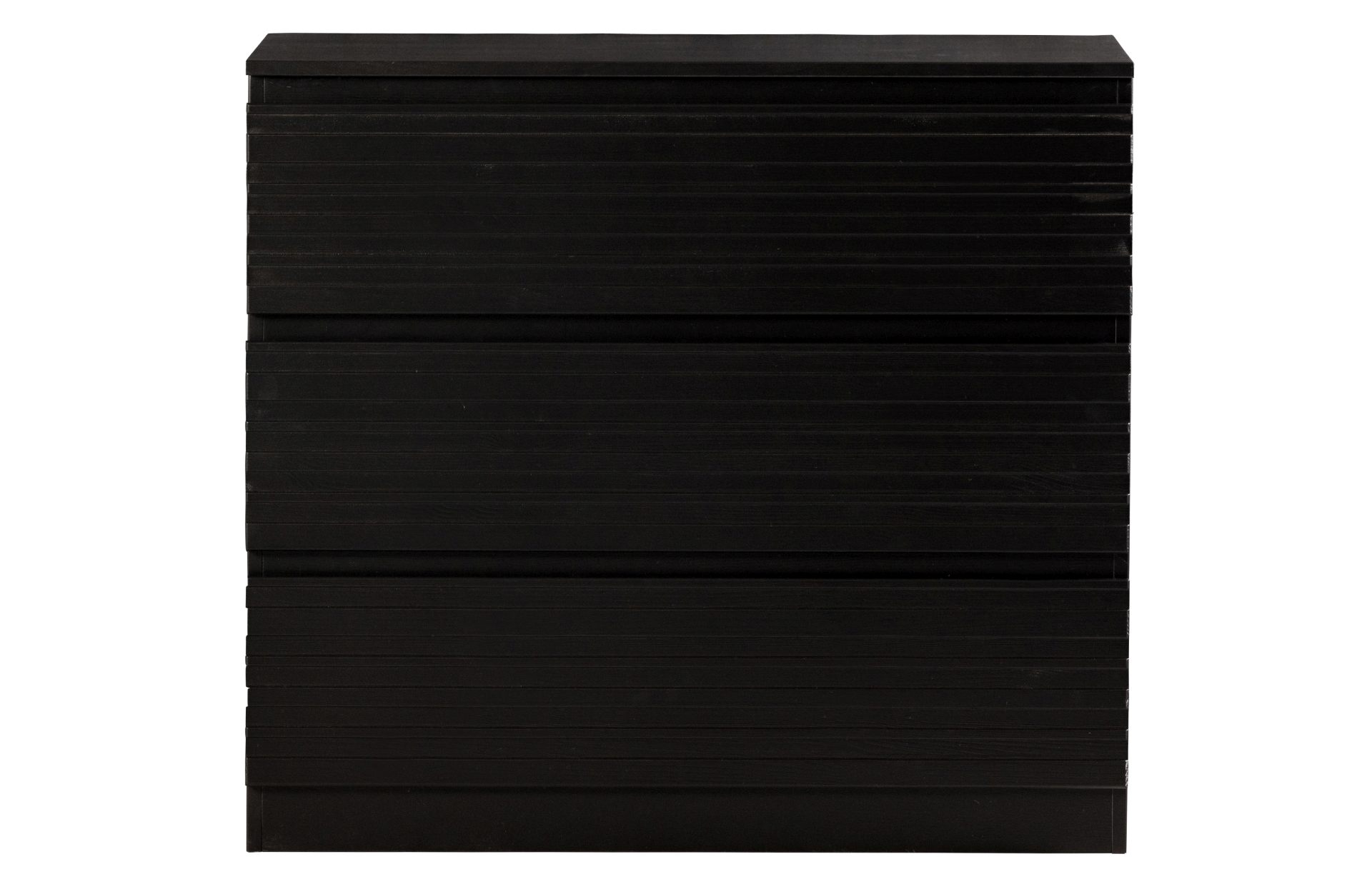 Die Kommode Jente wurde aus Kiefernholz hergestellt, welches einen schwarzen Farbton besitzt. Die Kommode ist in zwei Varianten verfügbar, diese hat 3 Schubladen.