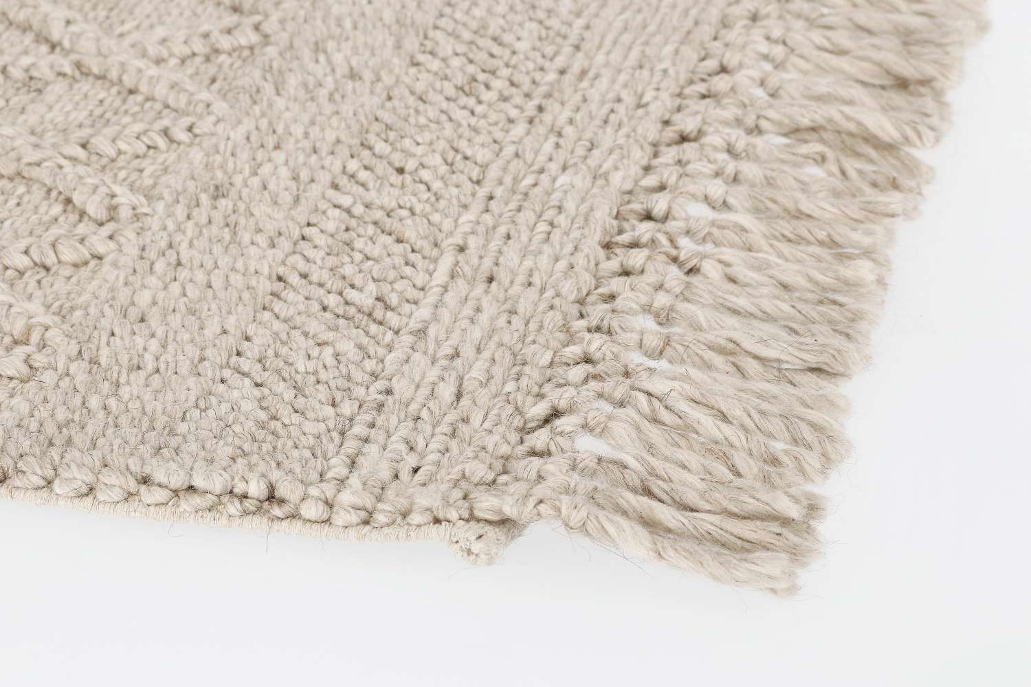 Der Teppich Hiruni überzeugt mit seinem Klassischen Design. Gefertigt wurde er aus 70% wolle und 30% Polyester. Der Teppich besitzt eine Beigen Farbton und die Maße von 140x200 cm.