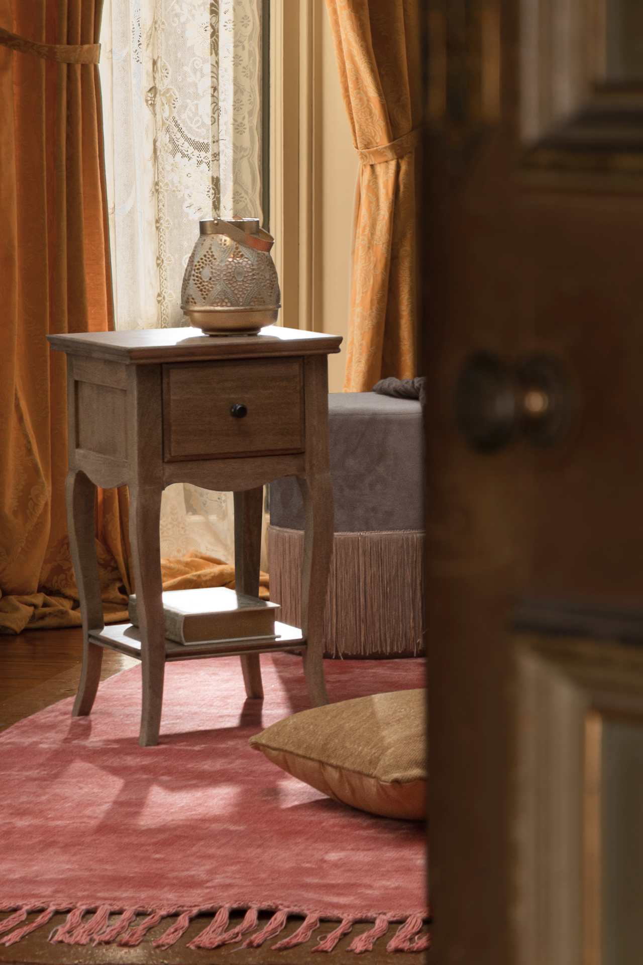 Der Nachttisch Domitille überzeugt mit seinem klassischen Design. Gefertigt wurde er aus Mangoholz, welches einen NAtürlichen Farbton besitzt. Das Gestell ist auch aus Mangoholz. Der Nachttisch verfügt über eine Schublade. Die Breite beträgt 35 cm.