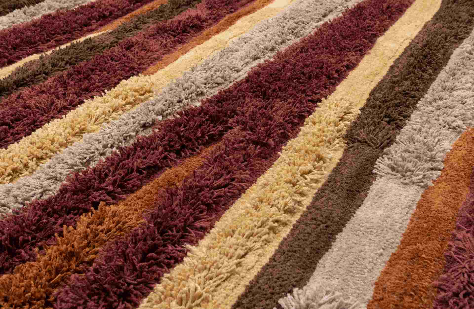Der Teppich Landscape überzeugt mit seinem modernen Design. Gefertigt wurde er aus Kunststofffasern, welche einen roten Farbton besitzt. Der Teppich besitzt eine Größe von 170x240 cm.