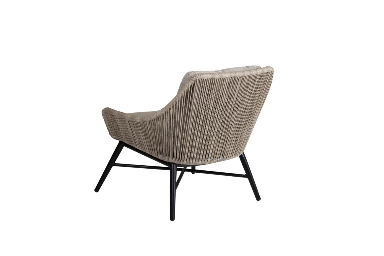 Der Gartensessel Pembroke überzeugt mit seinem modernen Design. Gefertigt wurde er aus Rattan, welcher einen Beigen Farbton besitzt. Das Gestell ist aus Metall und hat eine schwarze Farbe. Die Sitzhöhe des Sessels beträgt 47 cm.