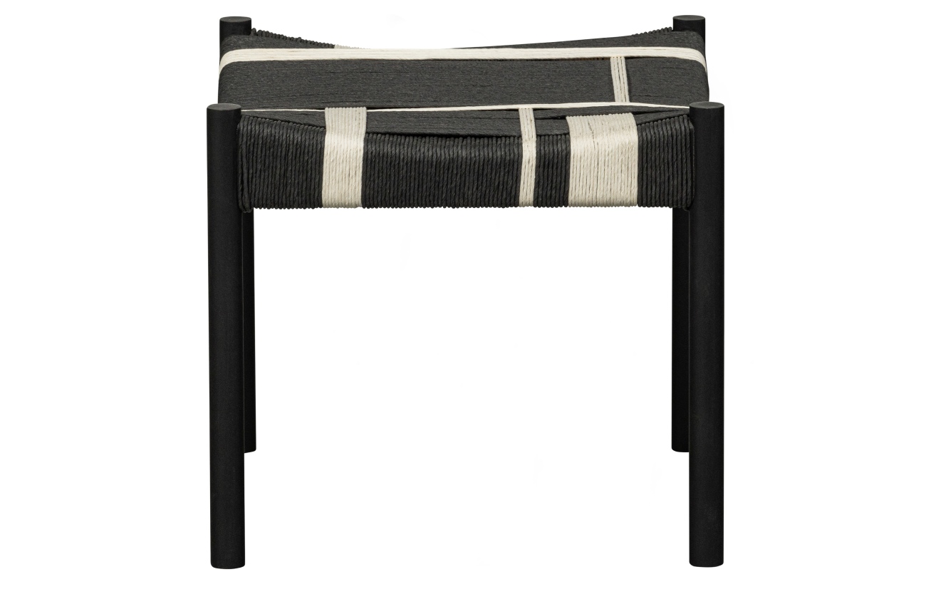 Der Hocker Jessy überzeugt mit seinem modernen Stil. Gefertigt wurde er aus Mangoholz, welches einen schwarzen Farbton besitzt. Die Sitzfläche wurde aus Kordeln hergestellt und hat eine schwarz, weiße Farbe. Der Hocker verfügt über eine Breite von 47 cm.