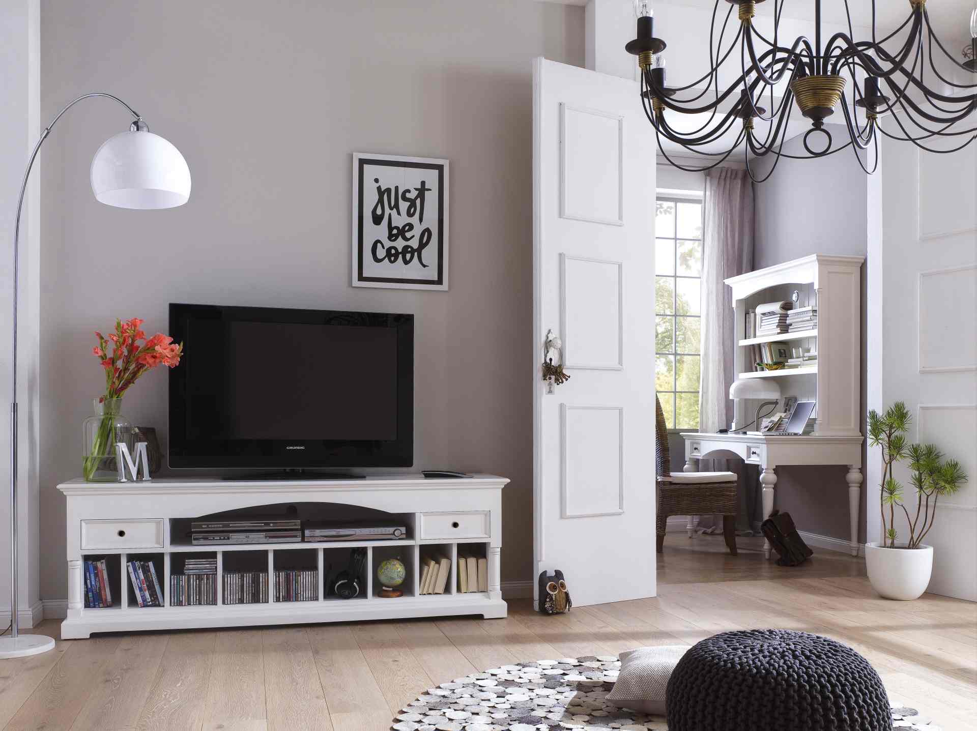 Das TV-Board Provence überzeugt mit seinem Landhaus Stil. Gefertigt wurde es aus Mahagoni Holz, welches einen weißen Farbton besitzt. Das TV-Board verfügt über zwei Schubladen und zehn offene Fächer. Die Breite beträgt 180 cm.