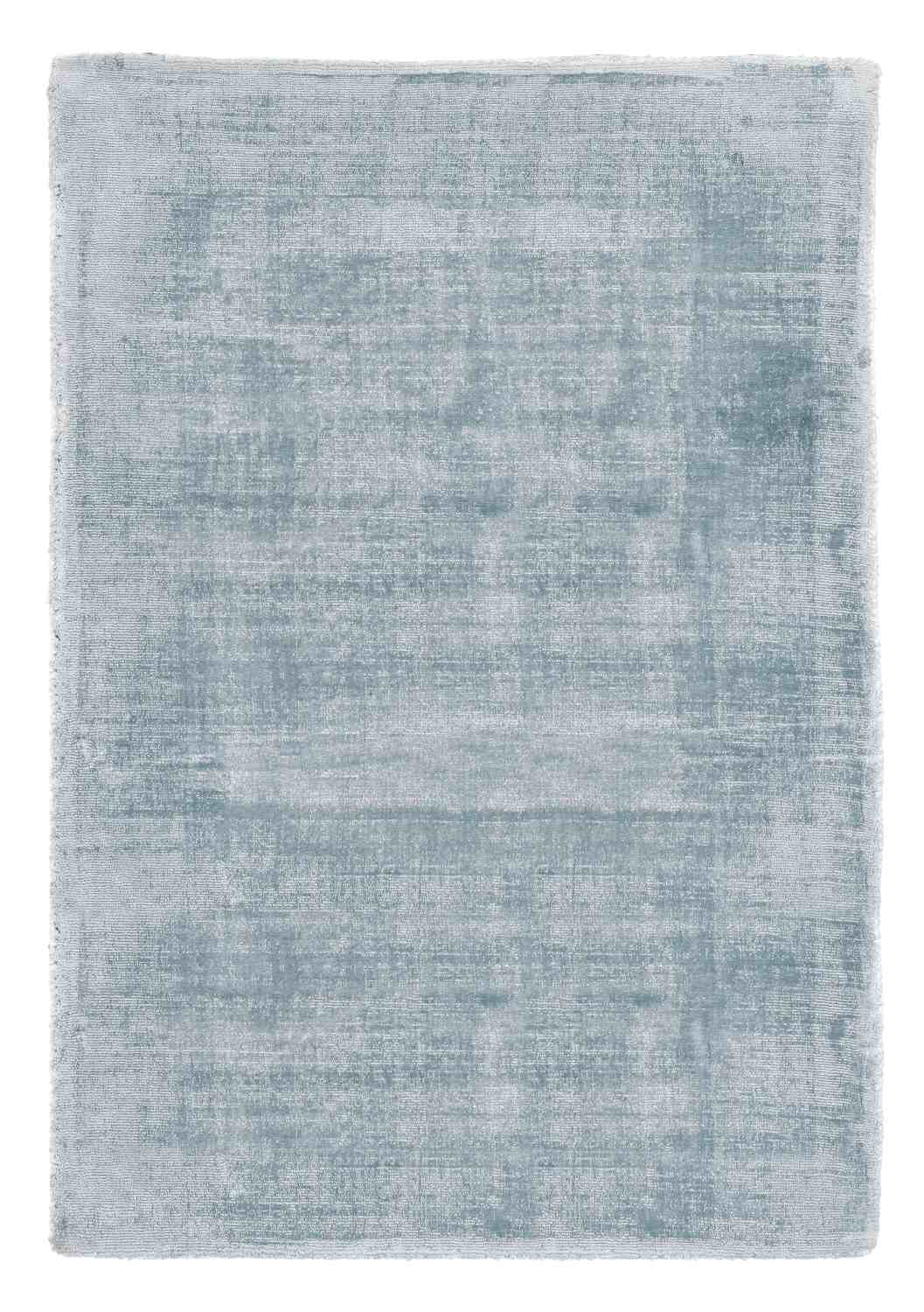 Der Teppich Rashmi überzeugt mit seinem modernen Design. Gefertigt wurde die Vorderseite aus Viskose und die Rückseite aus Baumwolle. Der Teppich besitzt eine hellblauen Farbton und die Maße von 160x230 cm.