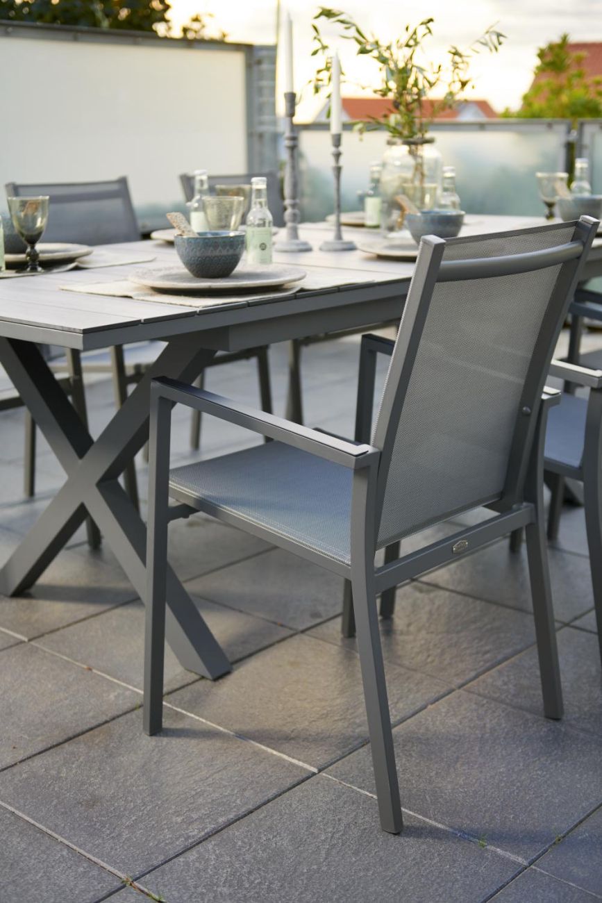 Der Gartenstuhl Avanti überzeugt mit seinem modernen Design. Gefertigt wurde er aus Textilene, welches einen Anthrazit Farbton besitzt. Das Gestell ist aus Metall und hat eine Anthrazit Farbe. Die Sitzhöhe des Stuhls beträgt 42 cm.