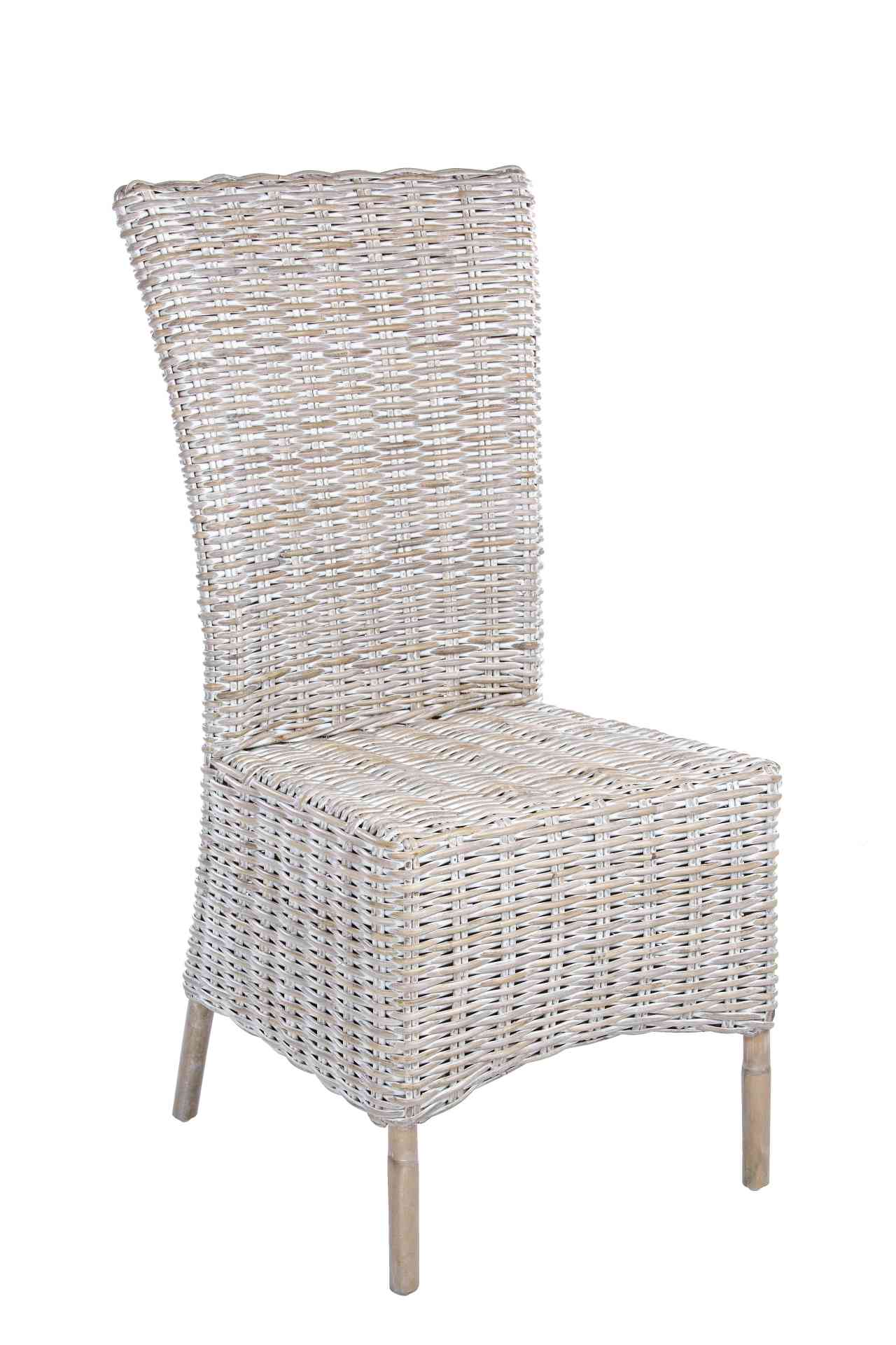 Der Stuhl Isla überzeugt mit seinem klassischem Design. Gefertigt wurde der Stuhl aus Rattan und Kabugeflecht, welches einen natürlichen Farbton besitzt. Der Stuhl wird inklusive Sitzkissen aus Leinen geliefert. Die Sitzhöhe beträgt 50 cm.