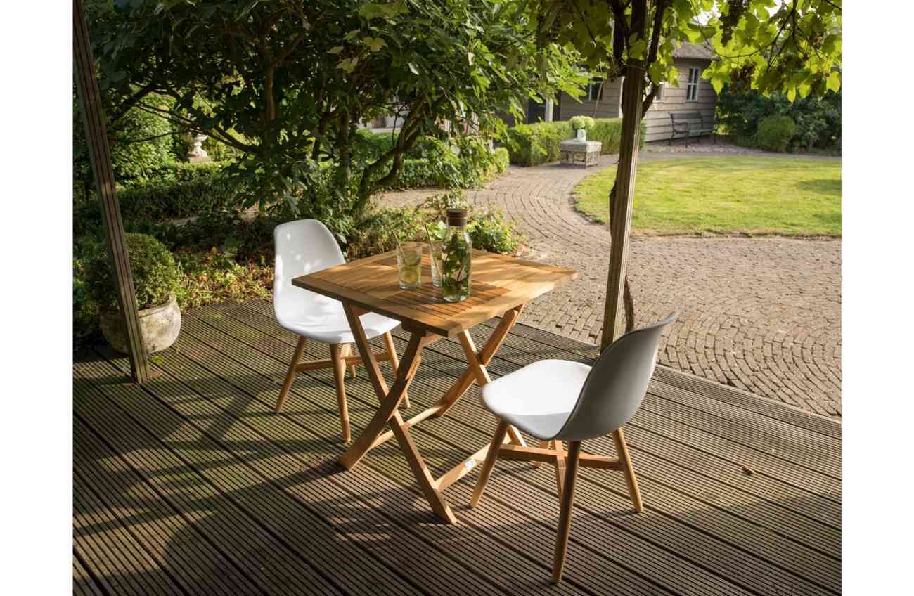 Der Gartenesstisch Folding überzeugt mit seinem modernen Design. Gefertigt wurde er aus Teakholz, welches einen natürlichen Farbton besitzt. Das Gestell ist auch aus Teakholz und hat eine natürliche Farbe. Der Tisch hat eine Länge von 70 cm