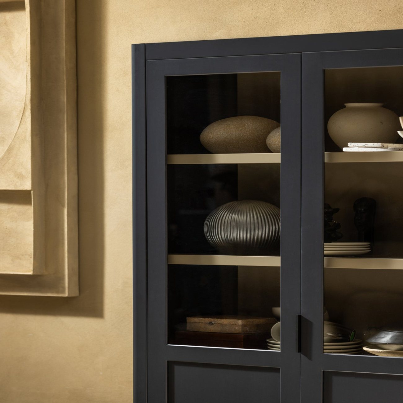 Vitrine Gunnar aus Kiefernholz, Schwarz