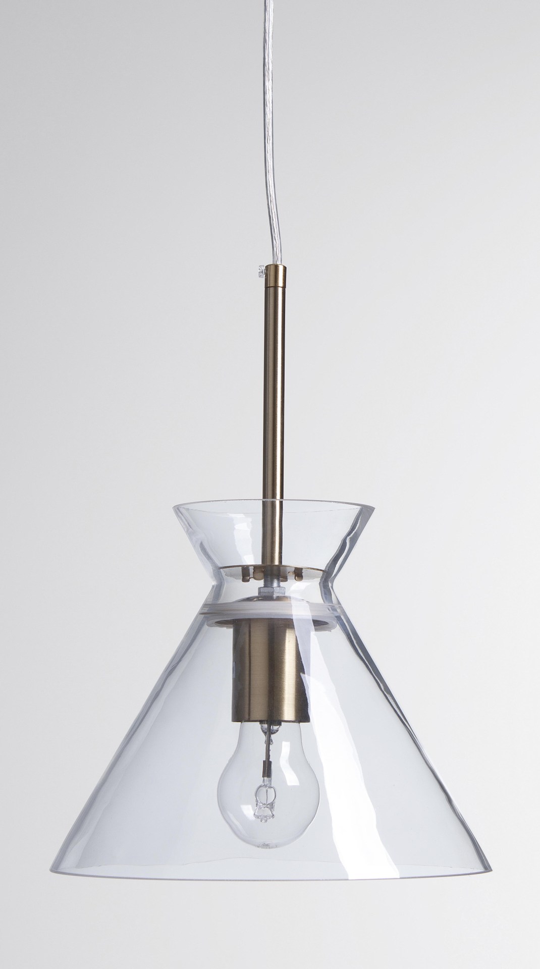 Die Hängeleuchte Sparkle überzeugt mit ihrem modernen Design. Gefertigt wurde sie aus Metall, welches einen goldenen Farbton besitzt. Die Lampenschirme sind aus Glas und sind klar. Die Lampe besitzt eine Höhe von 160 cm.