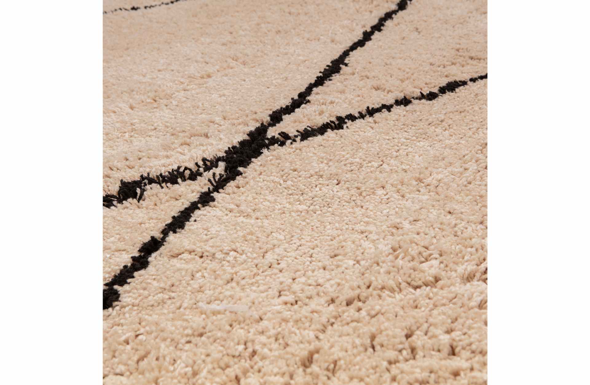 Der Teppich Cleo überzeugt mit seinem modernen Design. Gefertigt wurde er aus Kunststofffasern, welche einen weißen Farbton besitzen. Der Teppich besitzt einen Durchmesser von 200 cm.