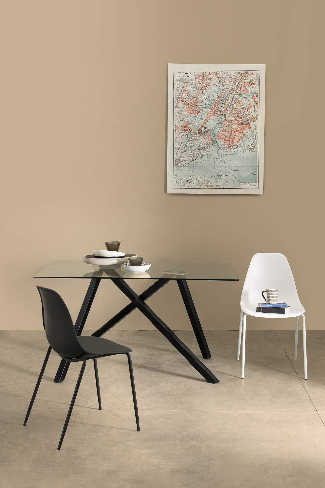 Der Stuhl Iris überzeugt mit seinem modernem Design. Gefertigt wurde der Stuhl aus Kunststoff, welcher einen weißen Farbton besitzt. Das Gestell ist aus Stahl, welches einen weißen Farbton besitzt. Die Sitzhöhe beträgt 47 cm.