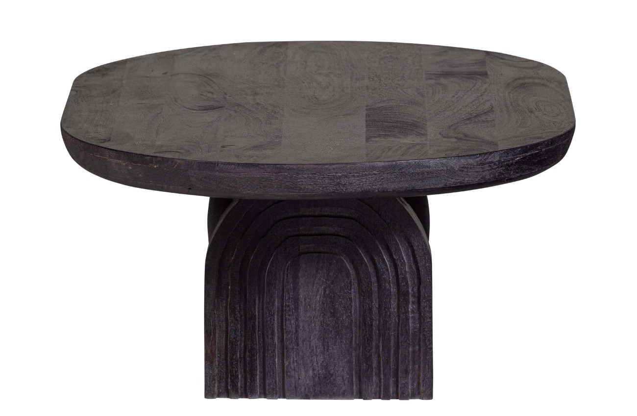 Der Couchtisch Steppe überzeugt mit seinem modernen Stil. Gefertigt wurde er aus Mangoholz, welches einen schwarzen Farbton besitzt. Der Couchtisch besitzt eine Größe von 110x72 cm.