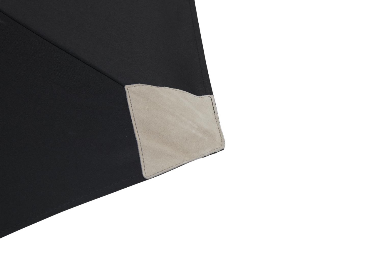 Der Sonnenschirm Trieste überzeugt mit seinem modernen Design. Gefertigt wurde er aus Kunstfasern, welcher einen schwarzen Farbton besitzt. Das Gestell ist aus Buchenholz und hat eine natürliche Farbe. Der Schirm hat einen Durchmesser von 250 cm.