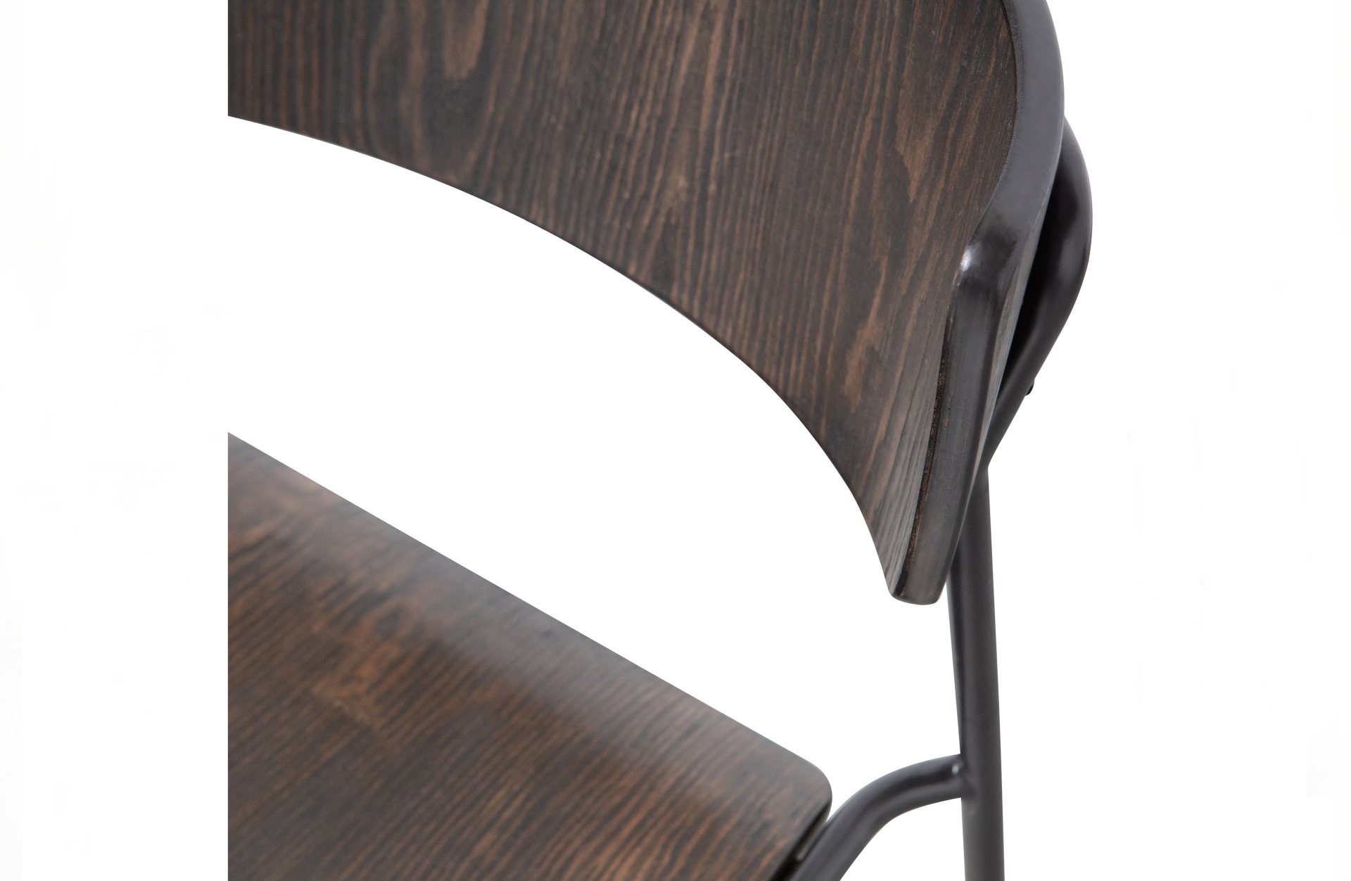 Der Esszimmerstuhl Ciro überzeugt mit seinem modernen Design. Gefertigt wurde er aus Sperrholz, welches einen braunen Farbton besitzt. Das Gestell ist aus Metall und hat eine schwarze Farbe. Die Sitzhöhe beträgt 45 cm.