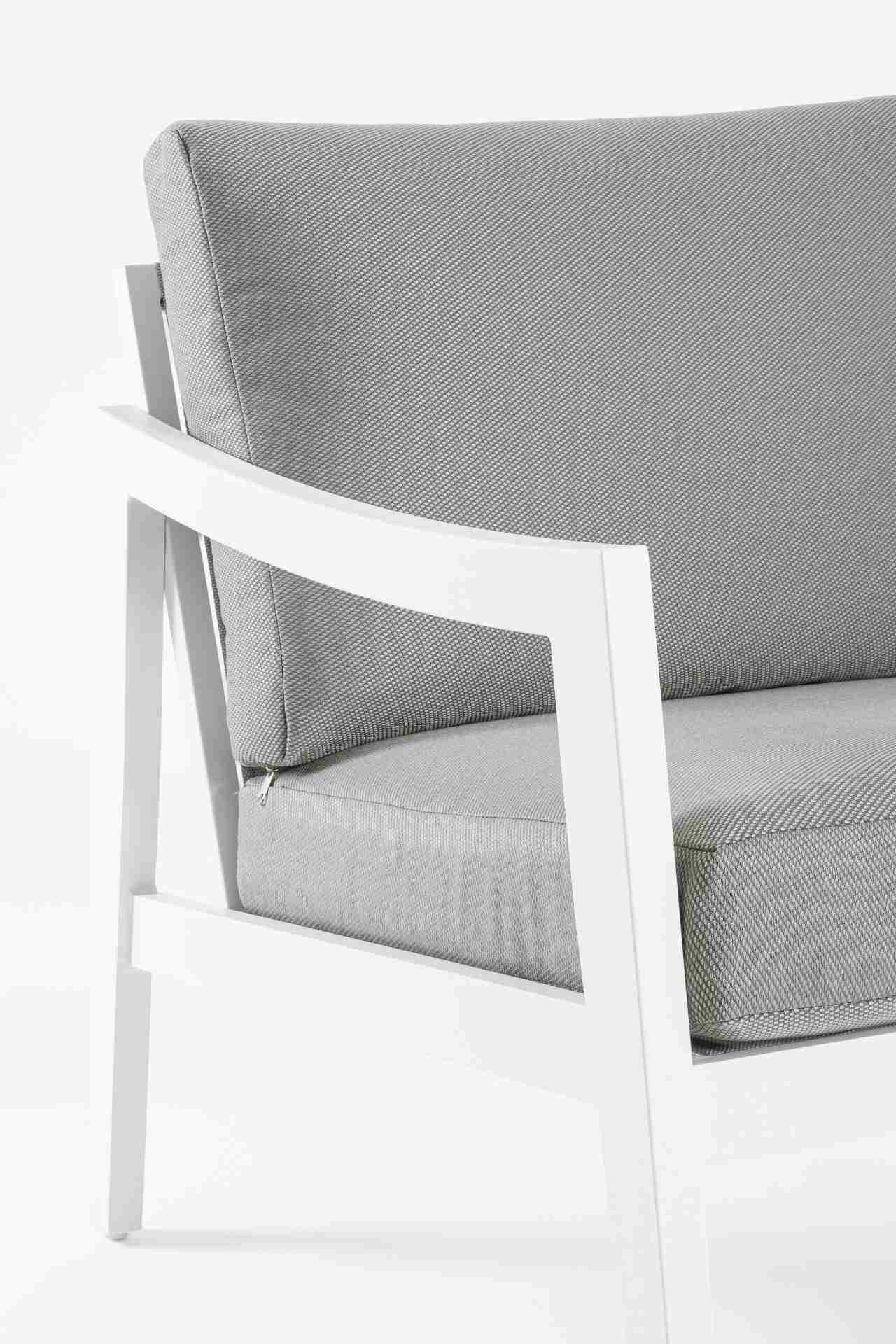 Die Gartenlounge Sirenus überzeugt mit ihrem modernen Design. Gefertigt wurde sie aus Olefin-Stoff, welcher einen grauen Farbton besitzt. Das Gestell ist aus Aluminium und hat eine weiße Farbe. Die Lounge verfügt über eine Sitzhöhe von 43 cm und ist für d