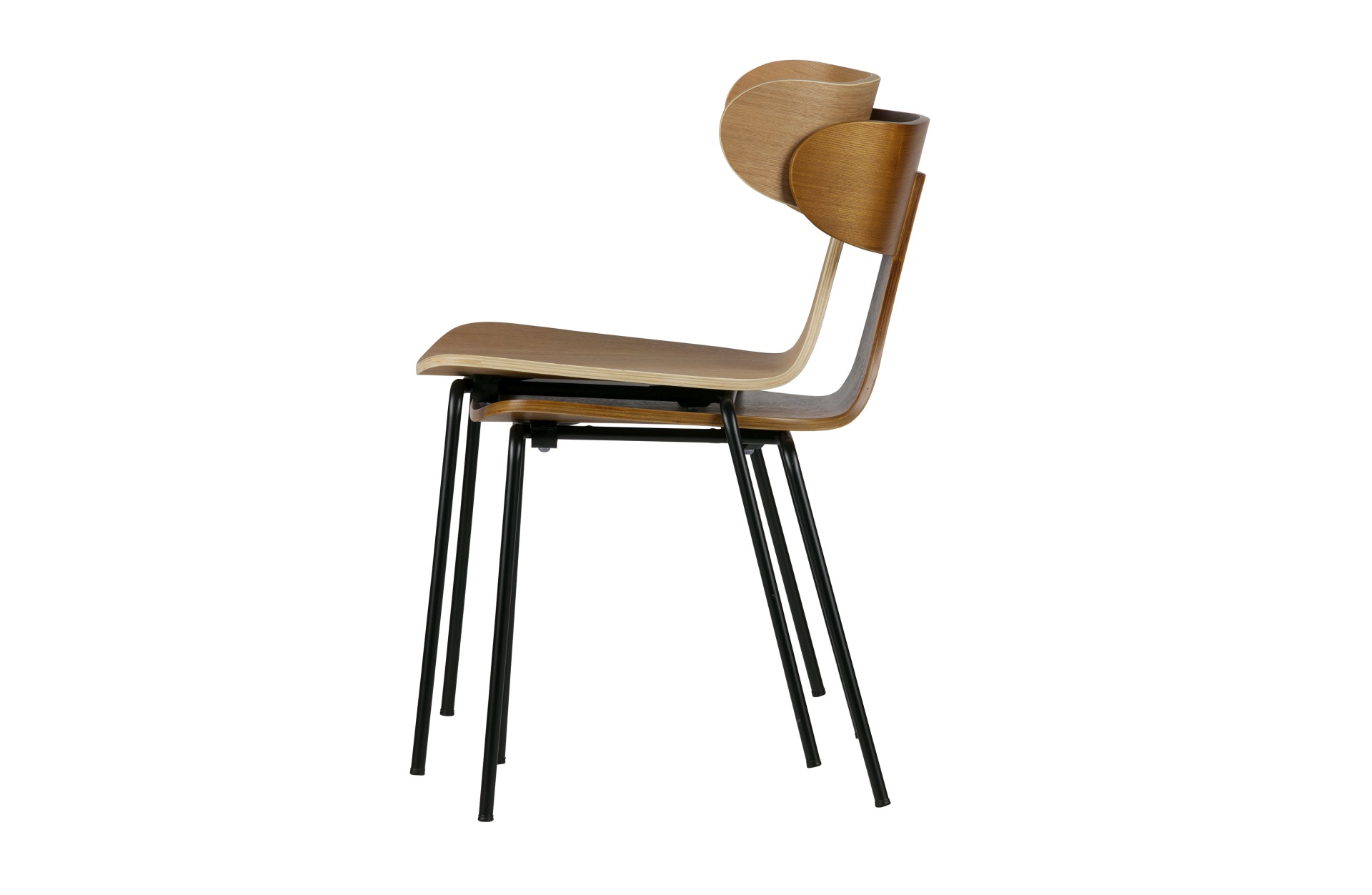 Der Stuhl Form überzeugt mit seinem besonderen Design. Gefertigt wurde der Stuhl aus Holz, welches einen braunen Farbton besitzt. Das Gestell ist schwarz und wurde aus Metall gefertigt.