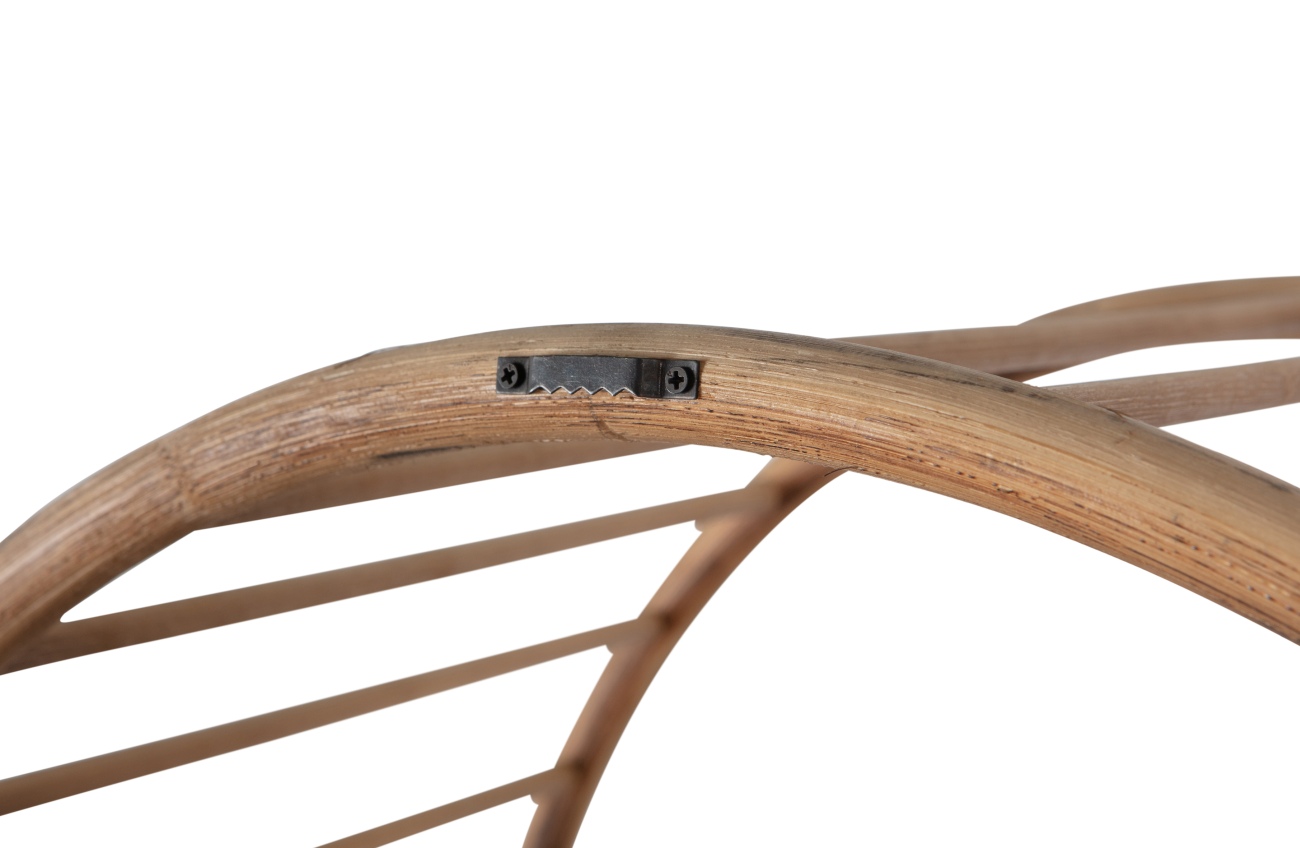 Das Regal Orient überzeugt mit seinem modernen Stil. Gefertigt wurde es aus Bambus, welches einen natürlichen Farbton besitzt. Das Gestell ist auch aus Bambus. Das Regal verfügt über vier Fächer. Es hat eine Höhe von 170 cm