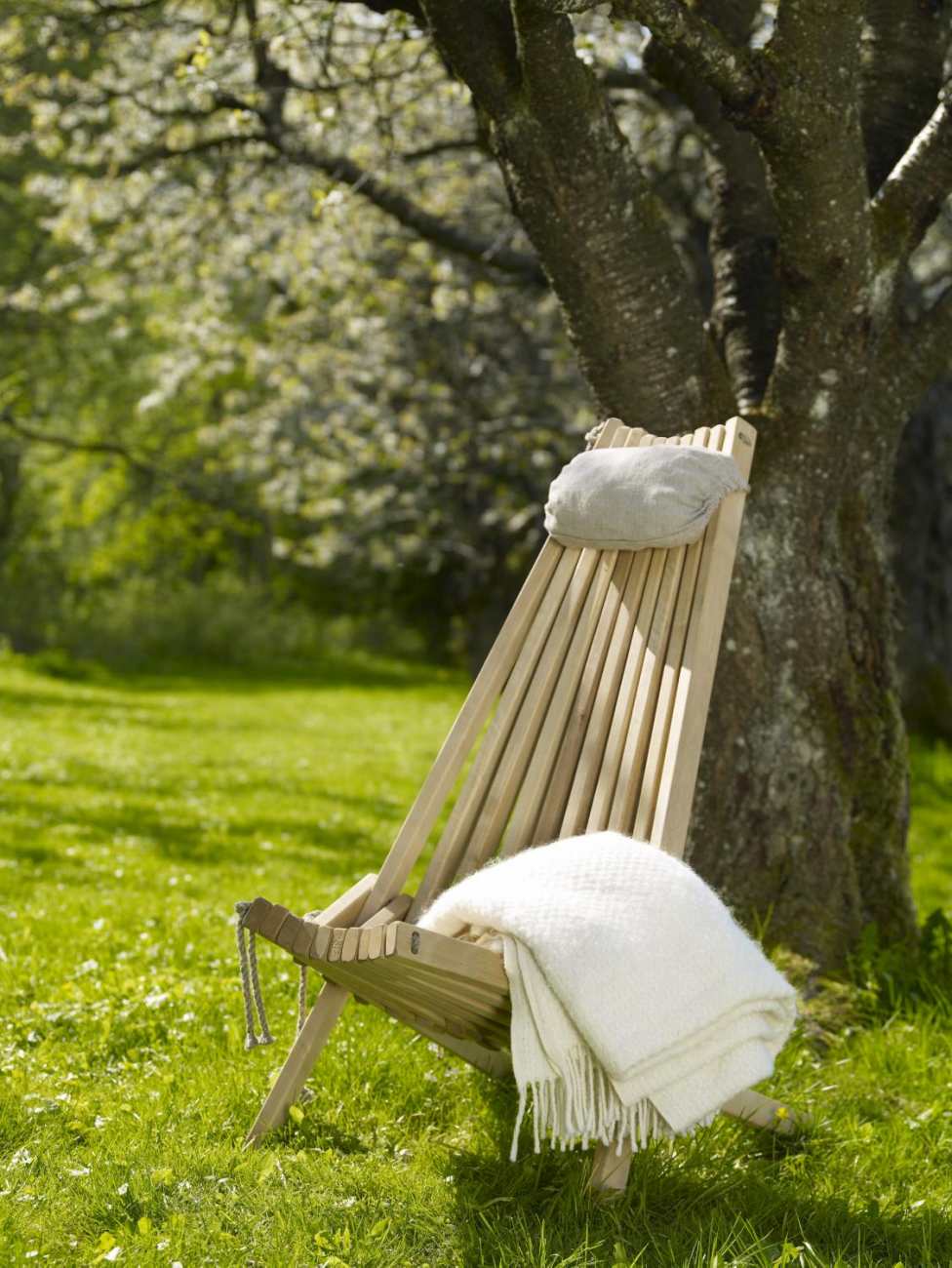 Der Gartenstuhl Ribbon überzeugt mit seinem modernen Design. Gefertigt wurde er aus Buchenholz, welcher einen natürlichen Farbton besitzt. Das Gestell ist auch aus Buchenholz und hat eine natürliche Farbe. Die Sitzhöhe des Stuhls beträgt 43 cm.