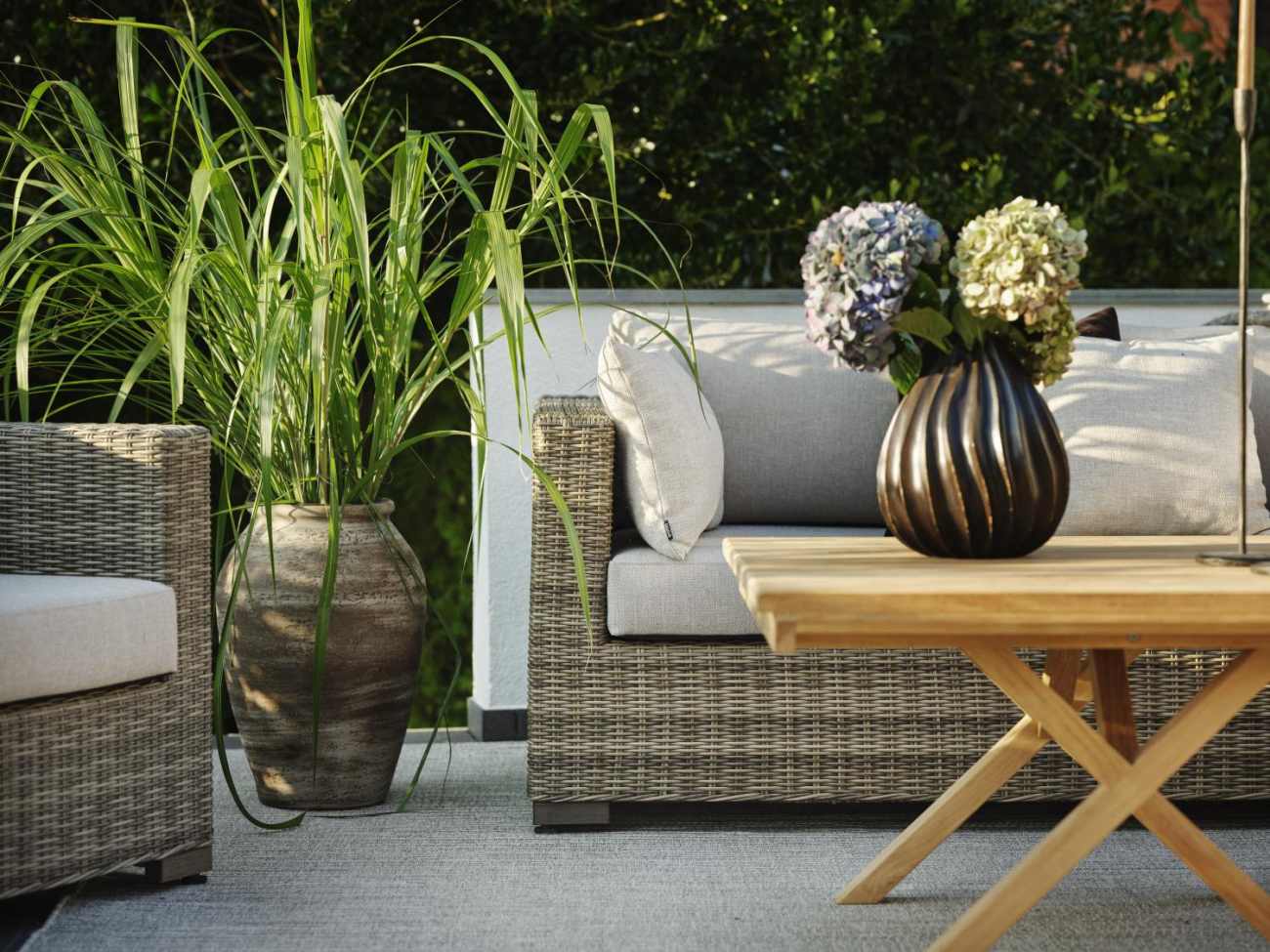 Der Gartenteppich Amarante überzeugt mit seinem modernen Design. Gefertigt wurde er aus Webstoff, welcher einen grauen Farbton besitzt. Der Teppich hat eine Größe von 160x230 cm.