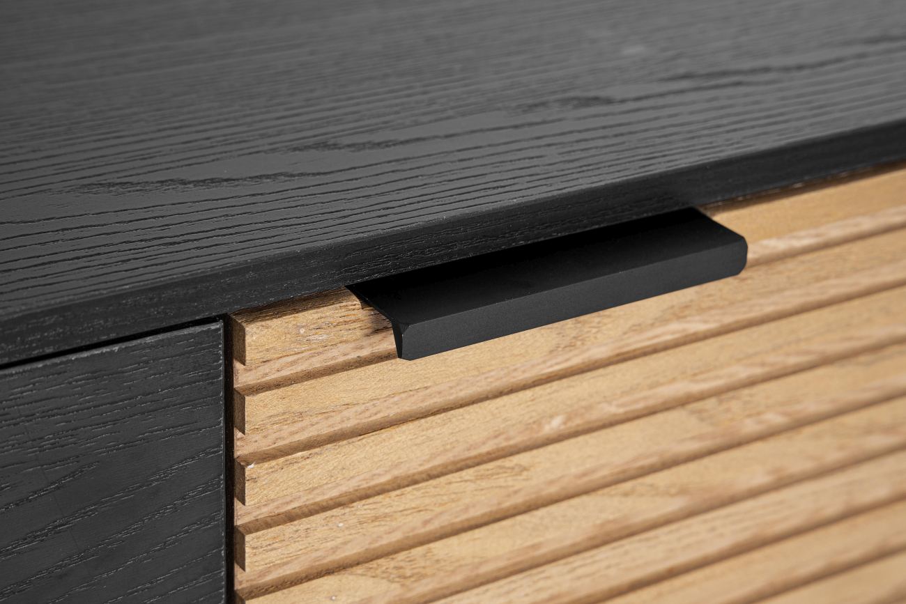 Das Sideboard Allycia überzeugt mit seinem modernen Design. Gefertigt wurde es aus Eschenholz, welches einen natürlichen Farbton besitzt. Das Gestell ist aus Metall und hat eine schwarze Farbe. Das Sideboard besitzt eine Breite von 164 cm.