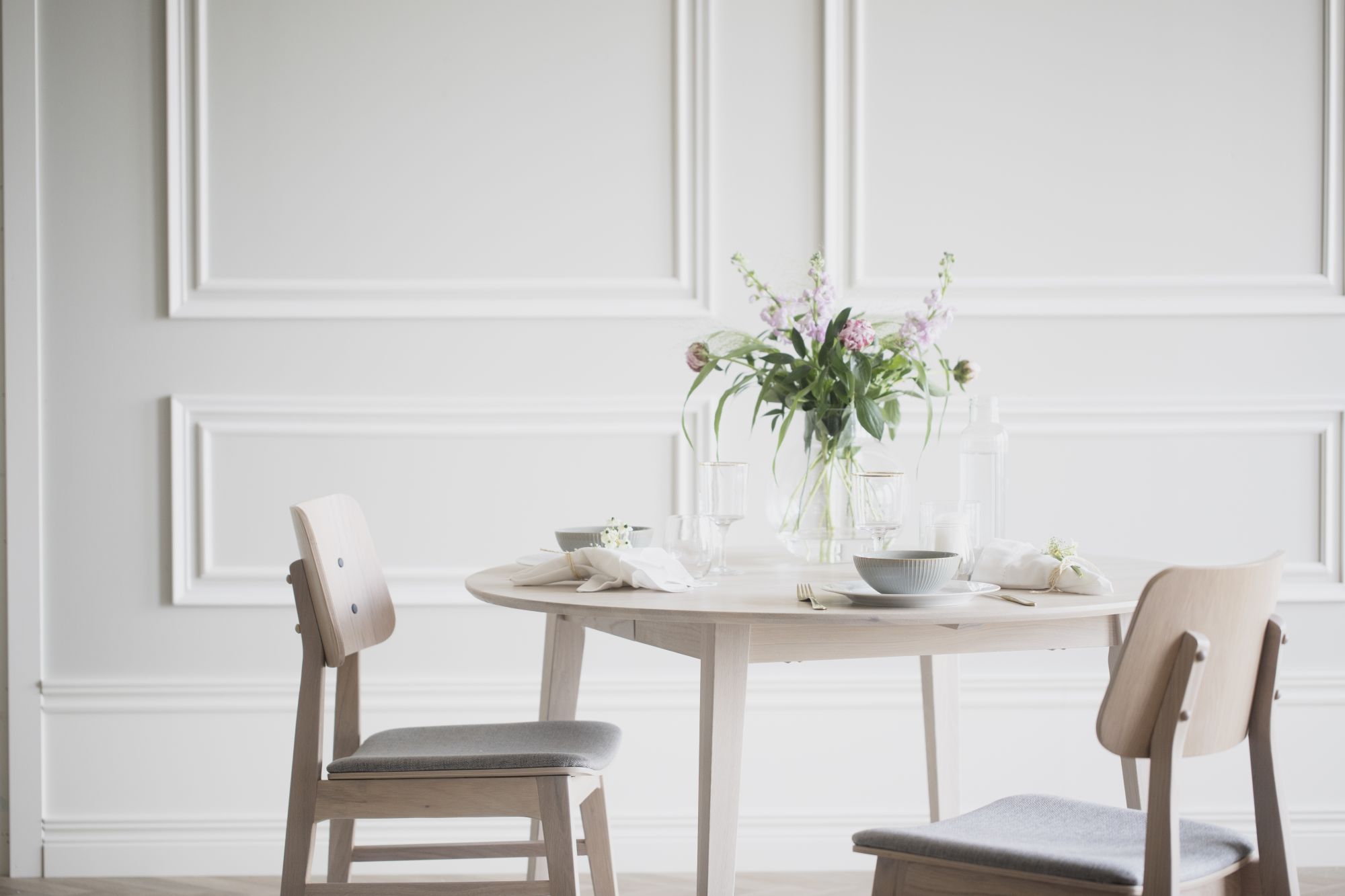 Stuhl Nagano 2er Set, Eiche Whitewash / Hellgrau – modernes Design trifft Komfort.