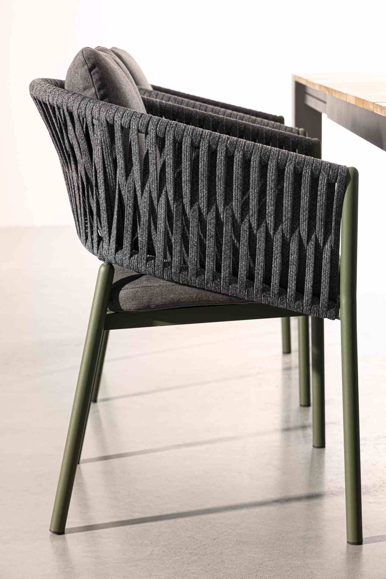 Der Gartenstuhl Florencia überzeugt mit seinem modernen Design. Gefertigt wurde er aus Olefin-Stoff, welcher einen Anthrazit Farbton besitzt. Das Gestell ist aus Aluminium und hat eine grüne Farbe. Der Stuhl verfügt über eine Sitzhöhe von 49 cm und ist fü