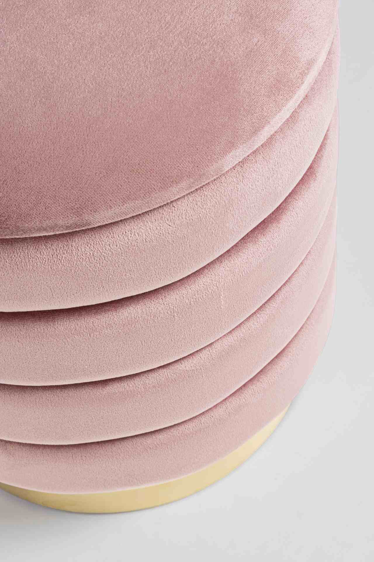 Der Pouf Darina überzeugt mit seinem modernen Design. Erhältlich ist er als 2er-Set. Gefertigt wurde er aus Stoff in Samt-Optik, welcher einen rosa Farbton besitzt. Das Gestell ist aus Metall und hat eine goldene Farbe. Der Durchmesser beträgt 40 cm.