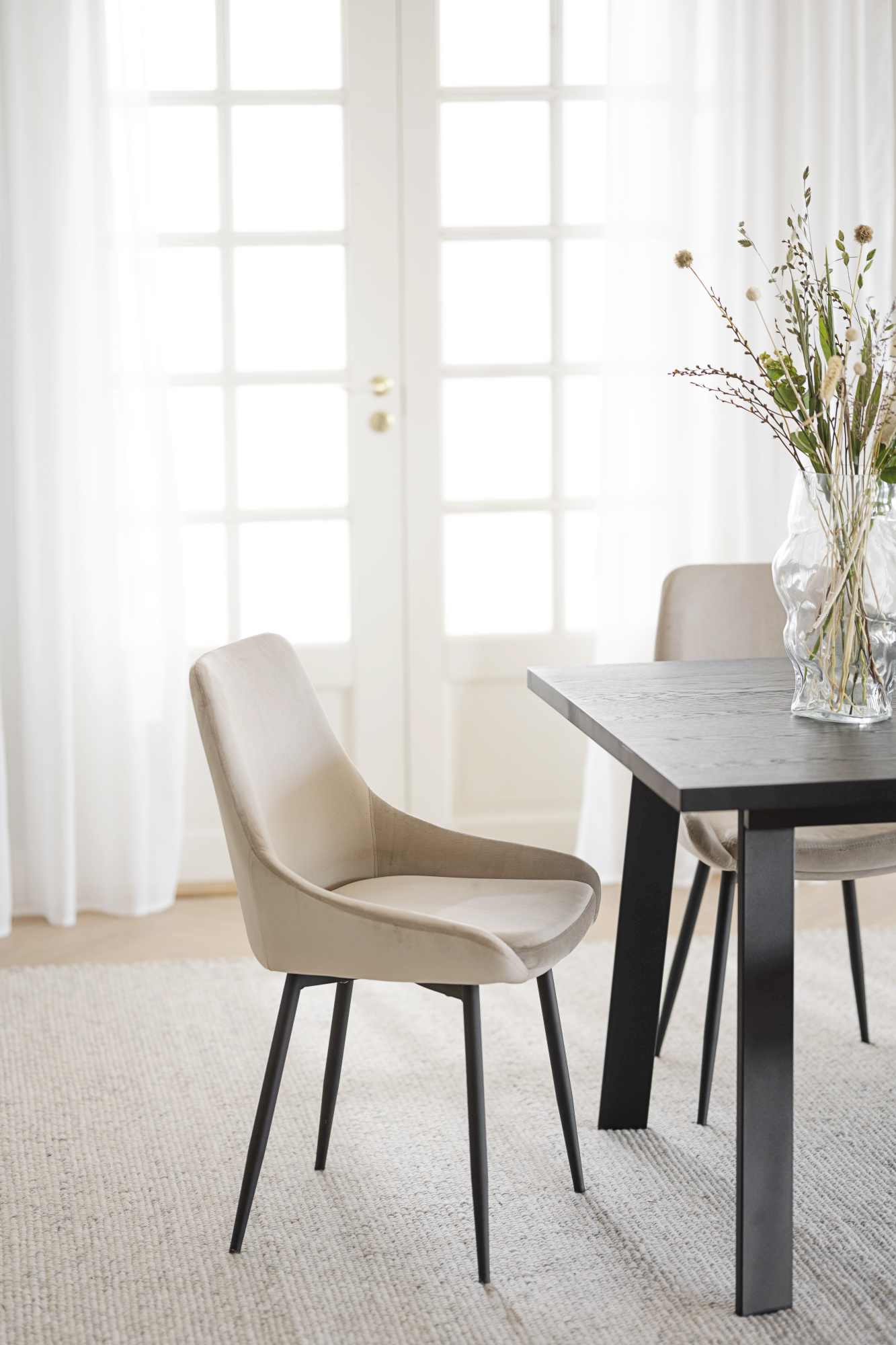 Edles Möbelstück: Esstisch Winnipeg 200x100cm, Eiche Schwarz für stilvolle Einrichtung.