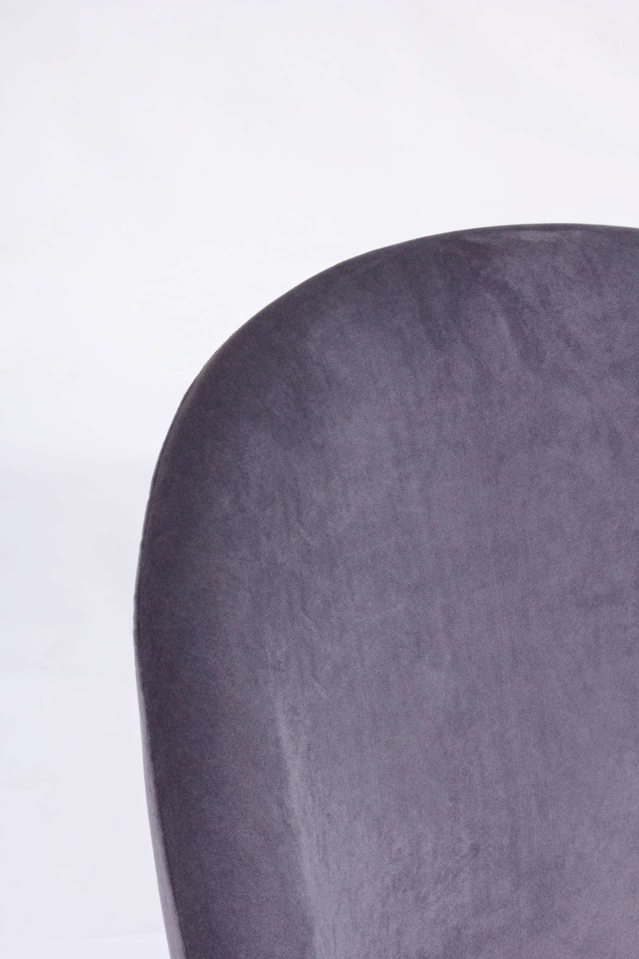 Der Barhocker Carry überzeugt mit seinem moderndem Design. Gefertigt wurde er aus Samt, welches einen dunkelgrauen Farbton besitzt. Das Gestell ist aus Metall und hat eine goldene Farbe. Die Sitzhöhe des Hockers beträgt 74 cm.