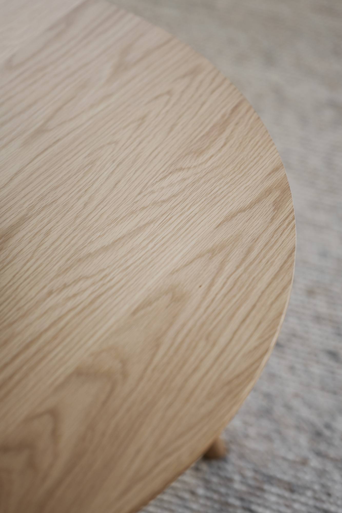 Couchtisch Yumi Rund 90cm, Esche Natur – stilvoller Blickfang für Ihr Zuhause.