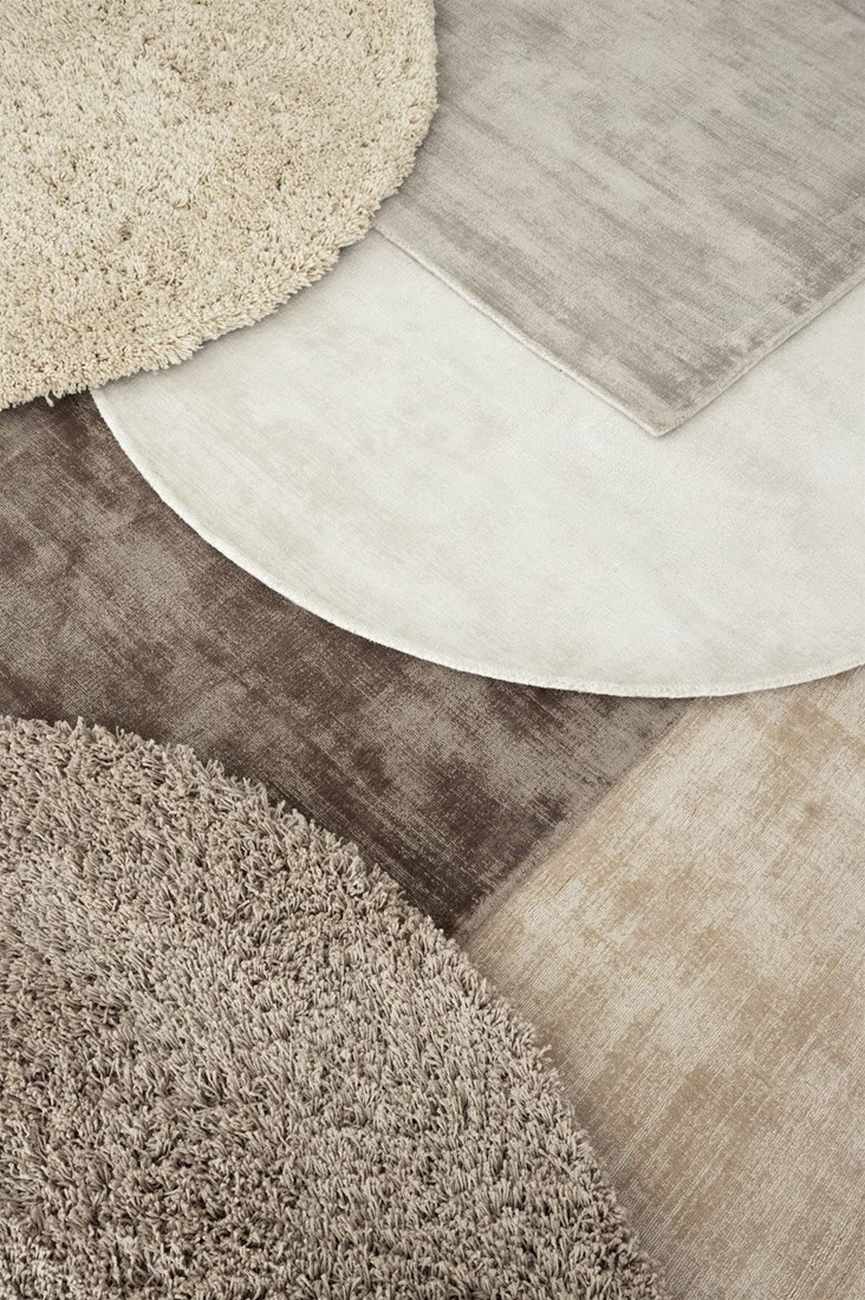 Der Teppich Celeste überzeugt mit seinem modernen Design. Gefertigt wurde er aus Kunstfasern, welches einen Taupe Farbton besitzt. Der Teppich besitzt einen Durchmesser von 200 cm.