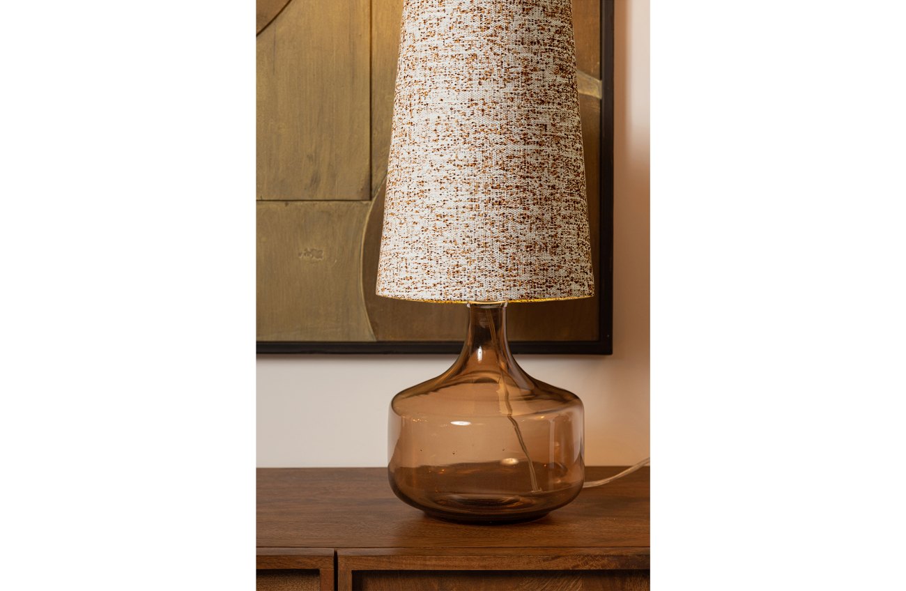 Die Tischleuchte Autumn überzeugt mit ihrem modernen Design. Gefertigt wurde sie aus Glas, welches einen braunen Farbton besitzt. Der Lampenschirm ist aus Stoff und hat eine braune Farbe. Die Lampe besitzt einen Durchmesser von 25 cm.