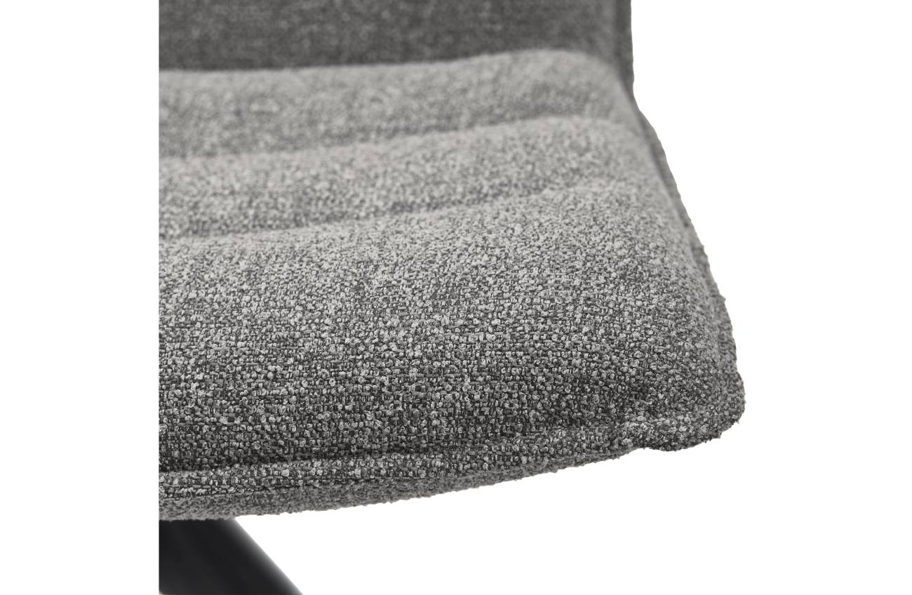 Der Esszimmerstuhl Nika  überzeugt mit seinem modernen Stil. Gefertigt wurde er aus Stoff, welches einen grauen Farbton besitzt. Das Gestell ist aus Metall und hat eine schwarze Farbe. Der Stuhl besitzt eine Sitzhöhe von 49 cm und ist drehbar.