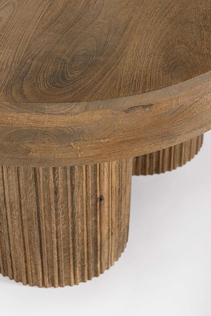 Der Couchtisch Dacca überzeugt mit seinem modernen Stil. Gefertigt wurde er aus Mangoholz, welches einen braunen Farbton besitzt. Das Gestell ist auch aus Mangoholz. Der Couchtisch besitzt einen Durchmesser von 75 cm.