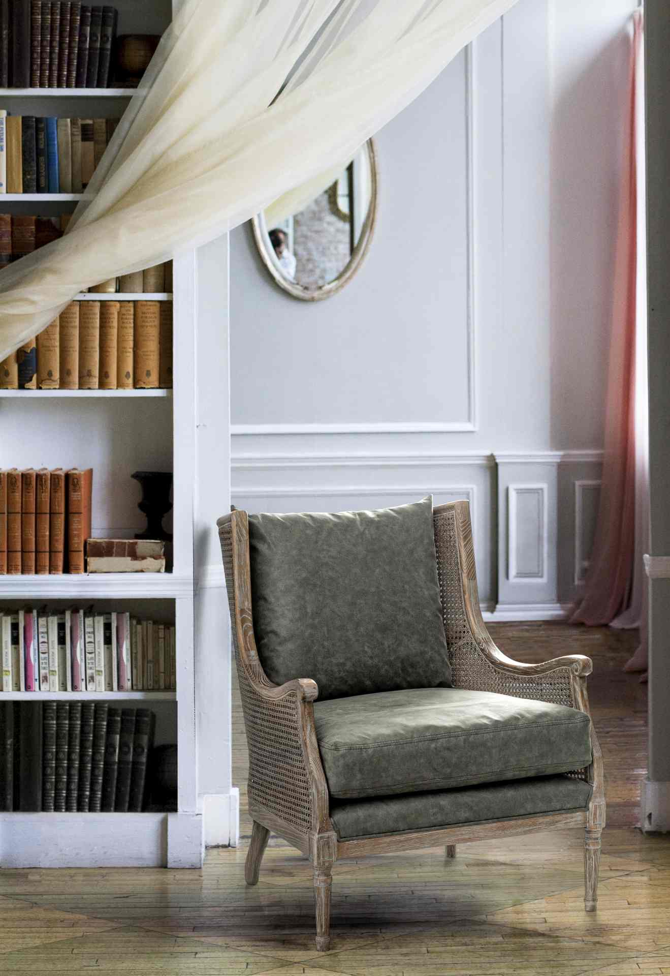 Der Sessel Carolina überzeugt mit seinem klassischen Design. Gefertigt wurde er aus Stoff, welcher einen grünen Farbton besitzt. Das Gestell ist aus Eschenholz und hat eine natürliche Farbe. Der Sessel besitzt eine Sitzhöhe von 48 cm. Die Breite beträgt 7